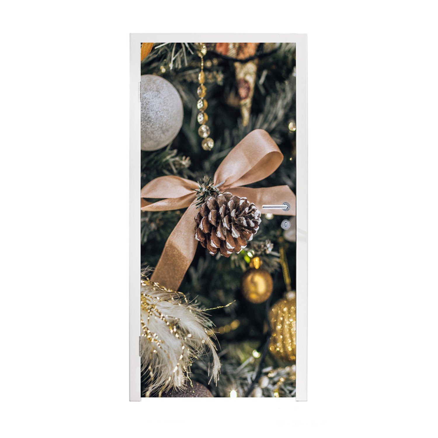 MuchoWow Türtapete Eine Nahaufnahme von Weihnachtsbaumschmuck, Matt, bedruckt, (1 St), Fototapete für Tür, Türaufkleber, 75x205 cm | Türtapeten