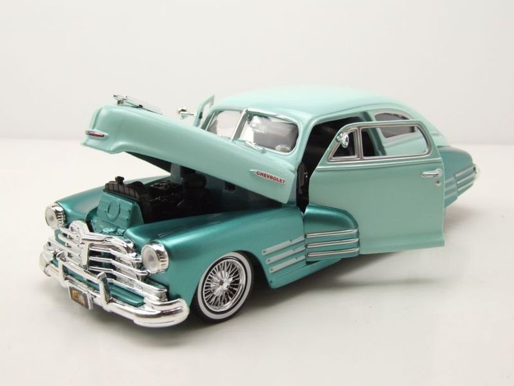 Motormax Modellauto Chevrolet Aerosedan Fleetline 1948 grün, Maßstab 1:24