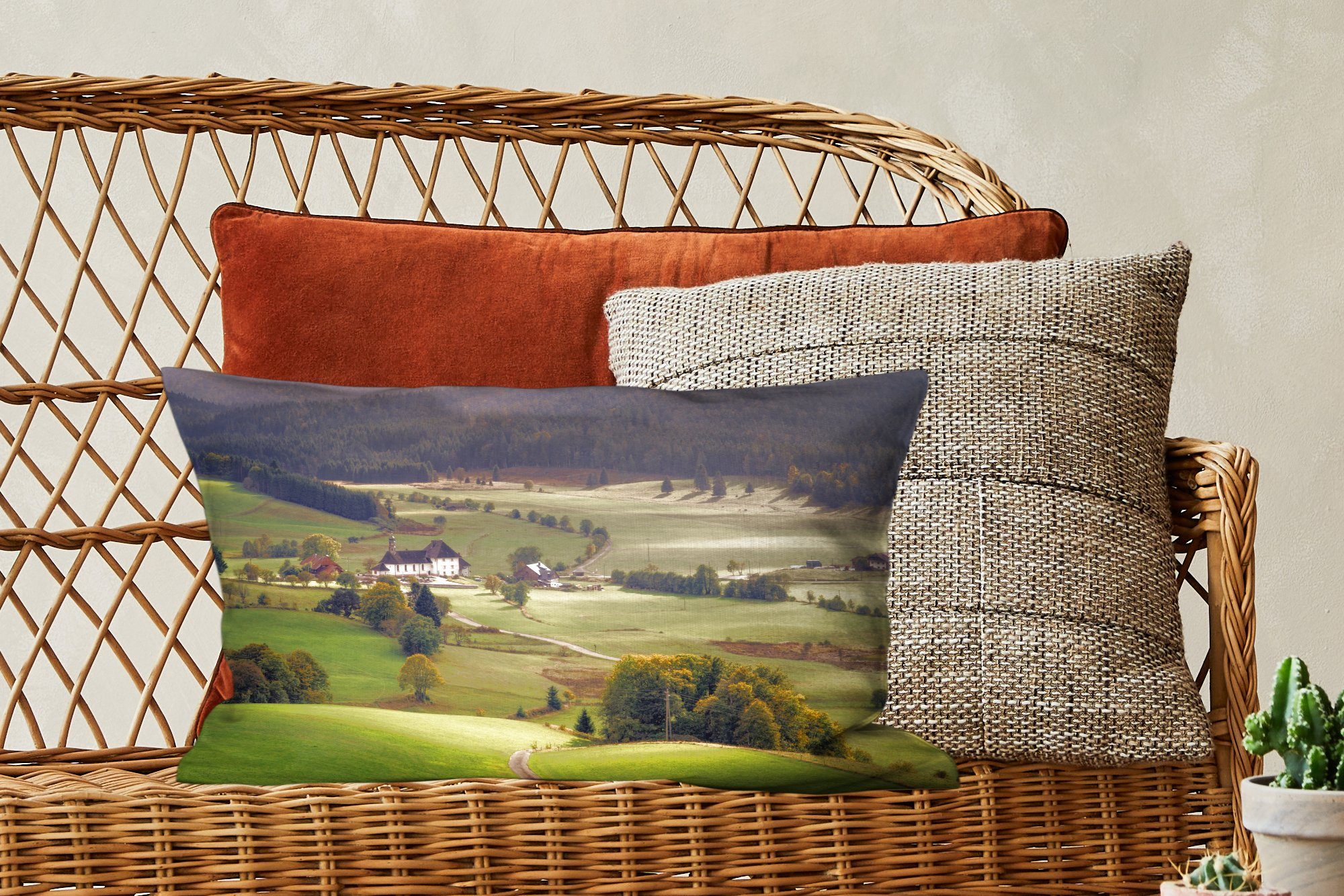 Dekoration, MuchoWow in Schlafzimmer mit der Wohzimmer Nähe Panoramablick Dekokissen Füllung, ein auf des in, Zierkissen, Schwarzwaldes Dorf Dekokissen