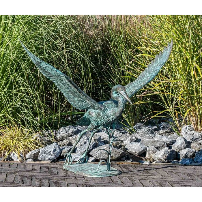 IDYL Gartenfigur IDYL Bronze-Skulptur Kranichvogel Bronze – sehr robust – Langlebig – witterungsbeständig gegen Frost Regen und UV-Strahlung. Die Modelle werden in Wachsausschmelzverfahren in Bronze gegossen und von Hand patiniert.