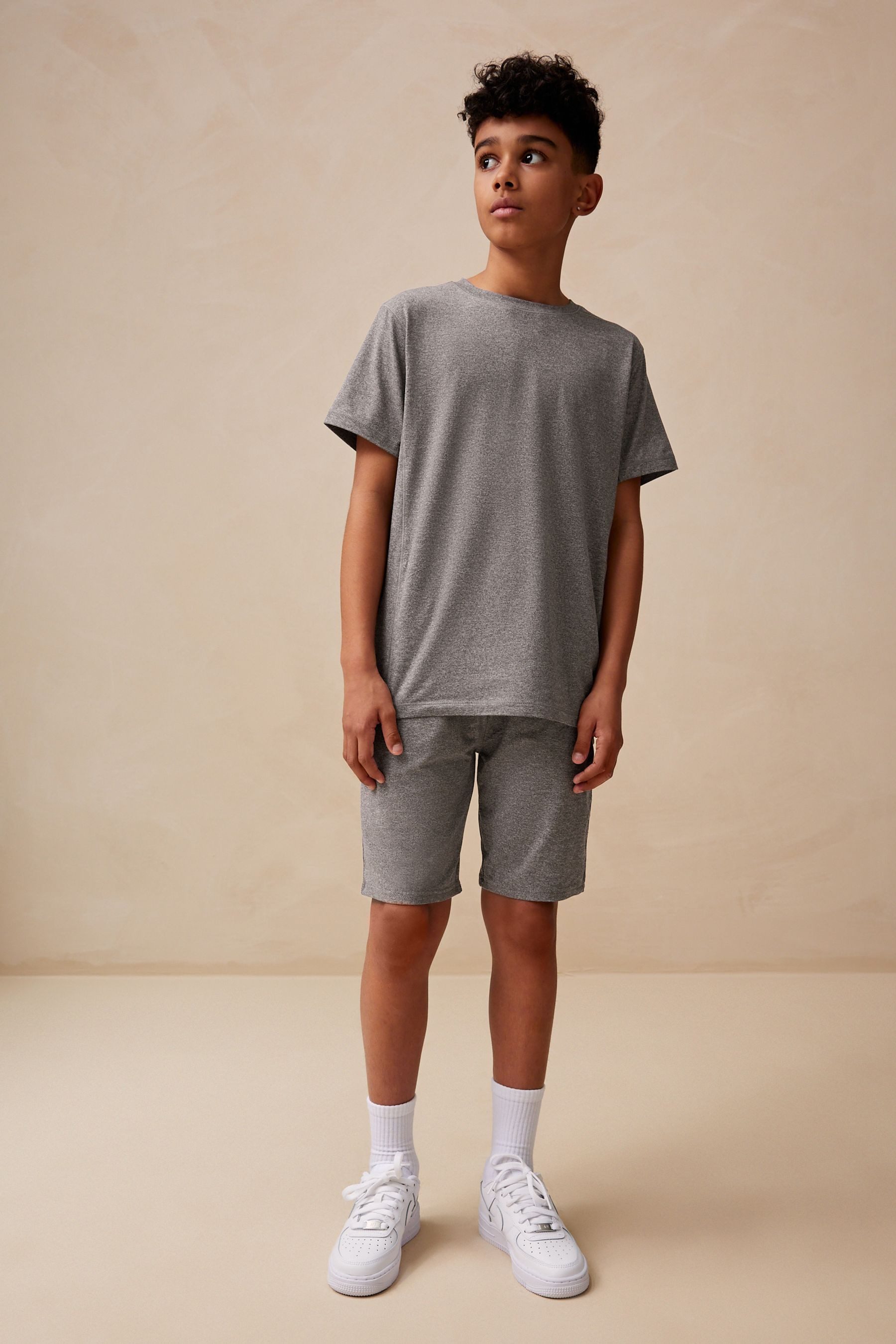 Next T-Shirt & Shorts Set aus sportlichem T-Shirt und Shorts (2-tlg)