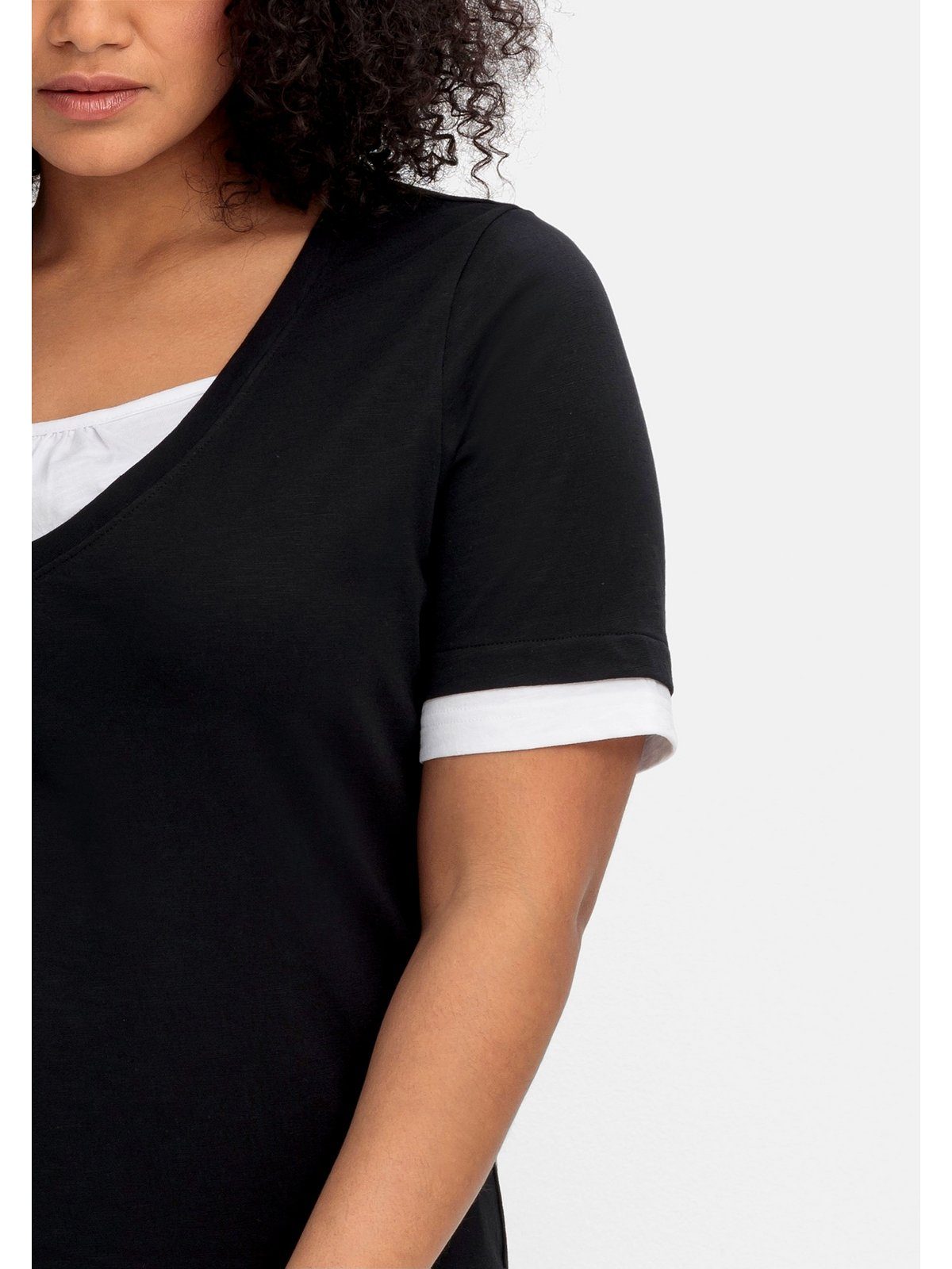 Große mit 2-in-1-Shirt schwarz-weiß Sheego 2-in-1-Optik, Größen in V-Ausschnitt