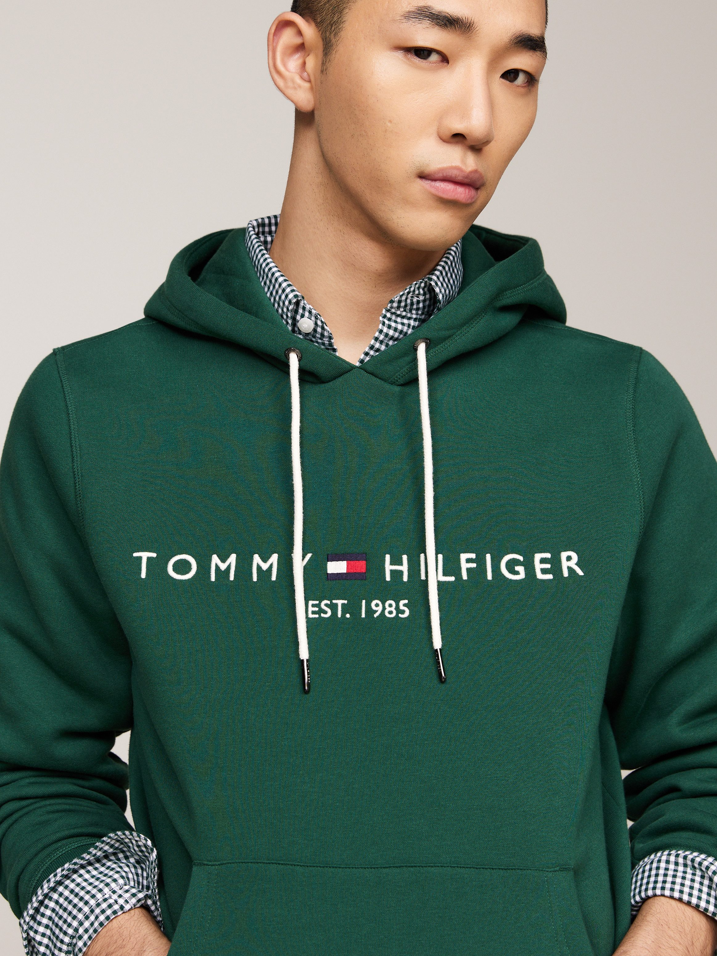 Tommy Hilfiger Kapuzensweatshirt TOMMY LOGO HOODY mit gesticktem TH-Schriftzug auf der Brust