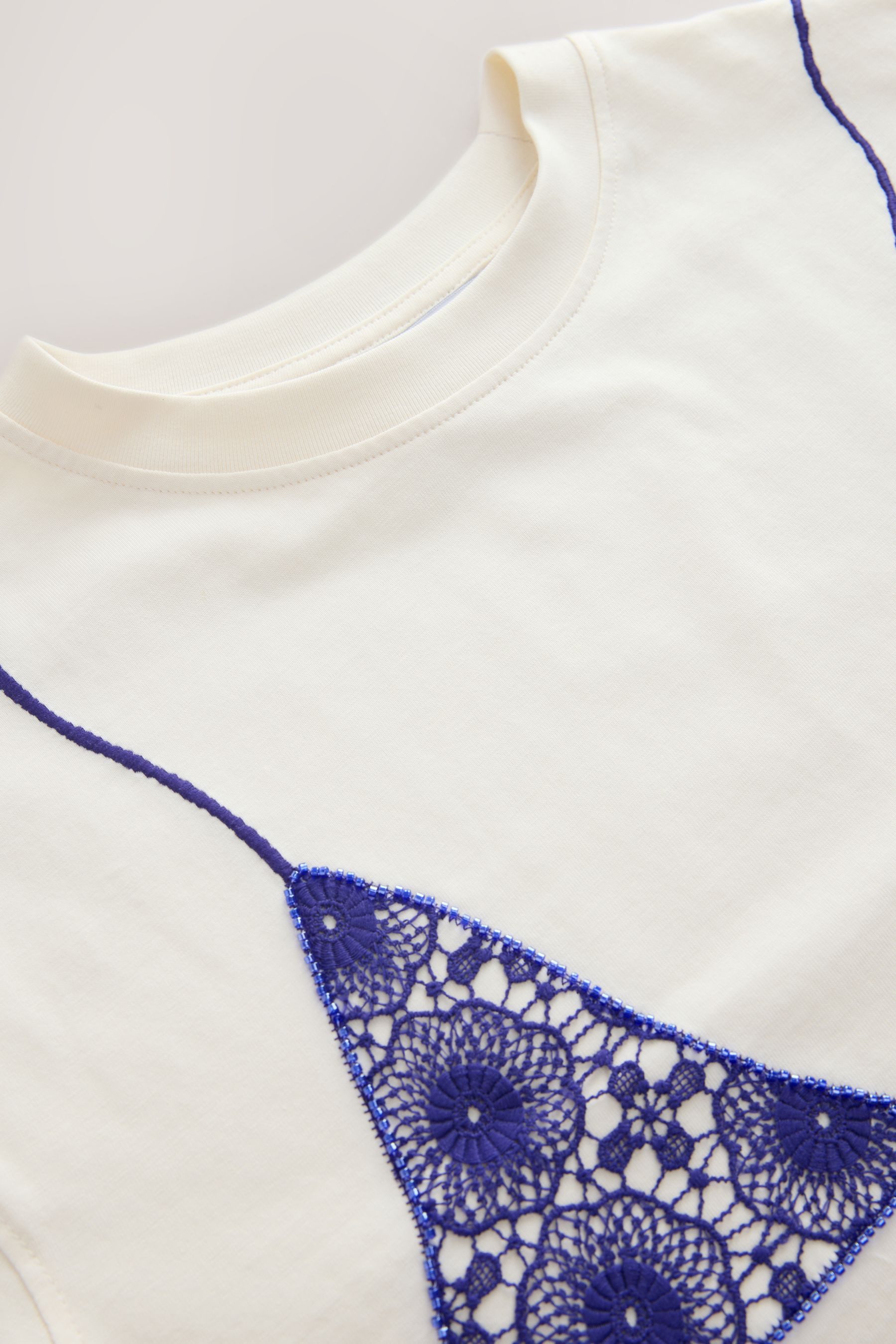 Next T-Shirt Kurzarm-T-Shirt mit Häkeldetail und Bikini-Grafik (1-tlg)