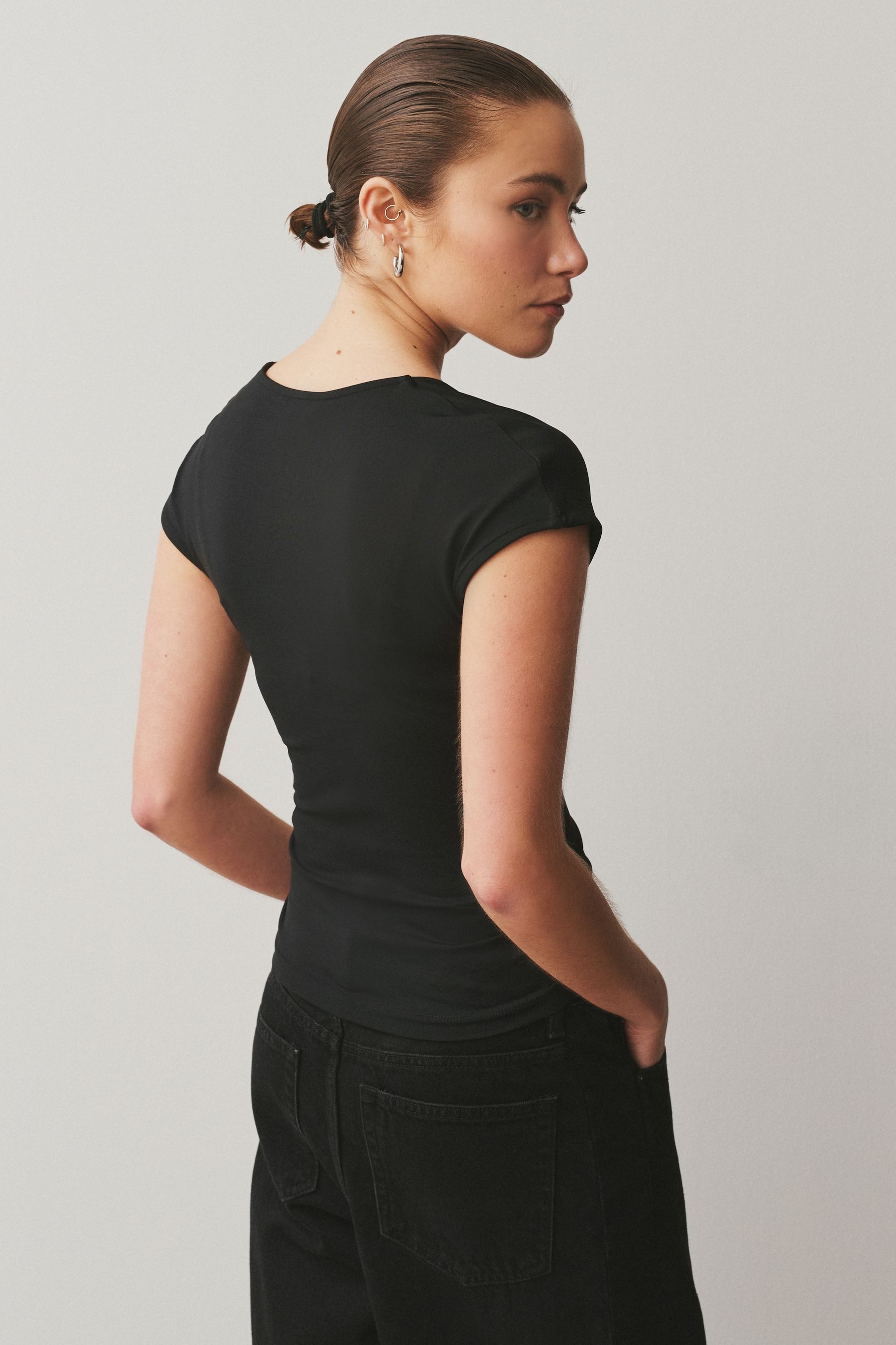 Next V-Shirt Kurzarm-Oberteil mit Raffung und V-Ausschnitt (1-tlg) – Bild 2 von 5