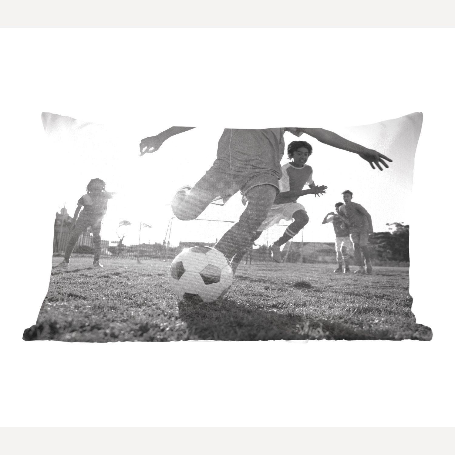MuchoWow Dekokissen Junge spielt Fußball - schwarz und weiß, Wohzimmer Dekoration, Zierkissen, Dekokissen mit Füllung, Schlafzimmer