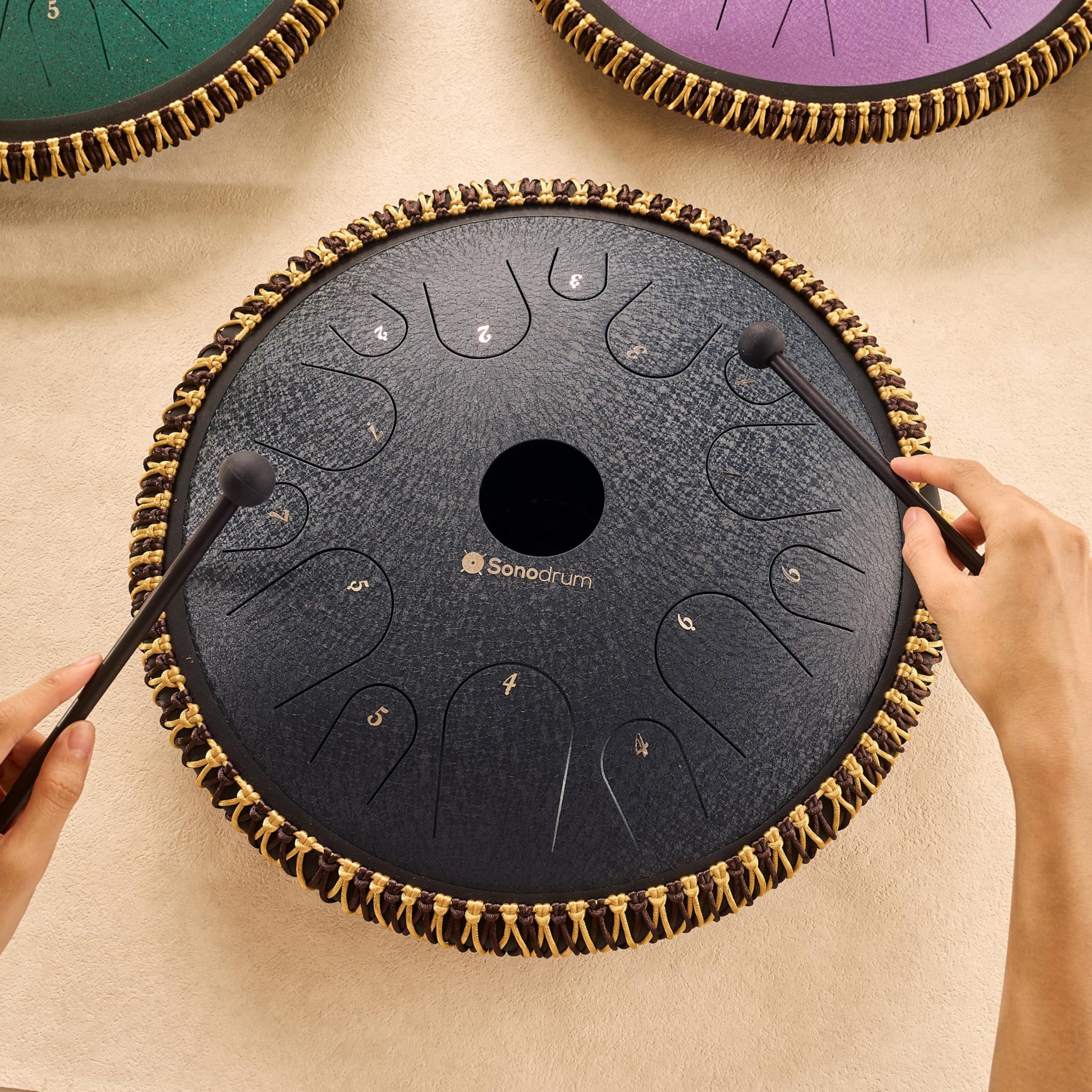 Sonodrum Steel Tongue Drum Zungentrommel "Exclusive" C-Dur - 38 cm groß, 14 Töne,- Steel Tongue Drum inkl. Liederbuch, Schlägel, Fingersticks und Tragetasche, Notenlesen nicht nötig, einfach zu spielen