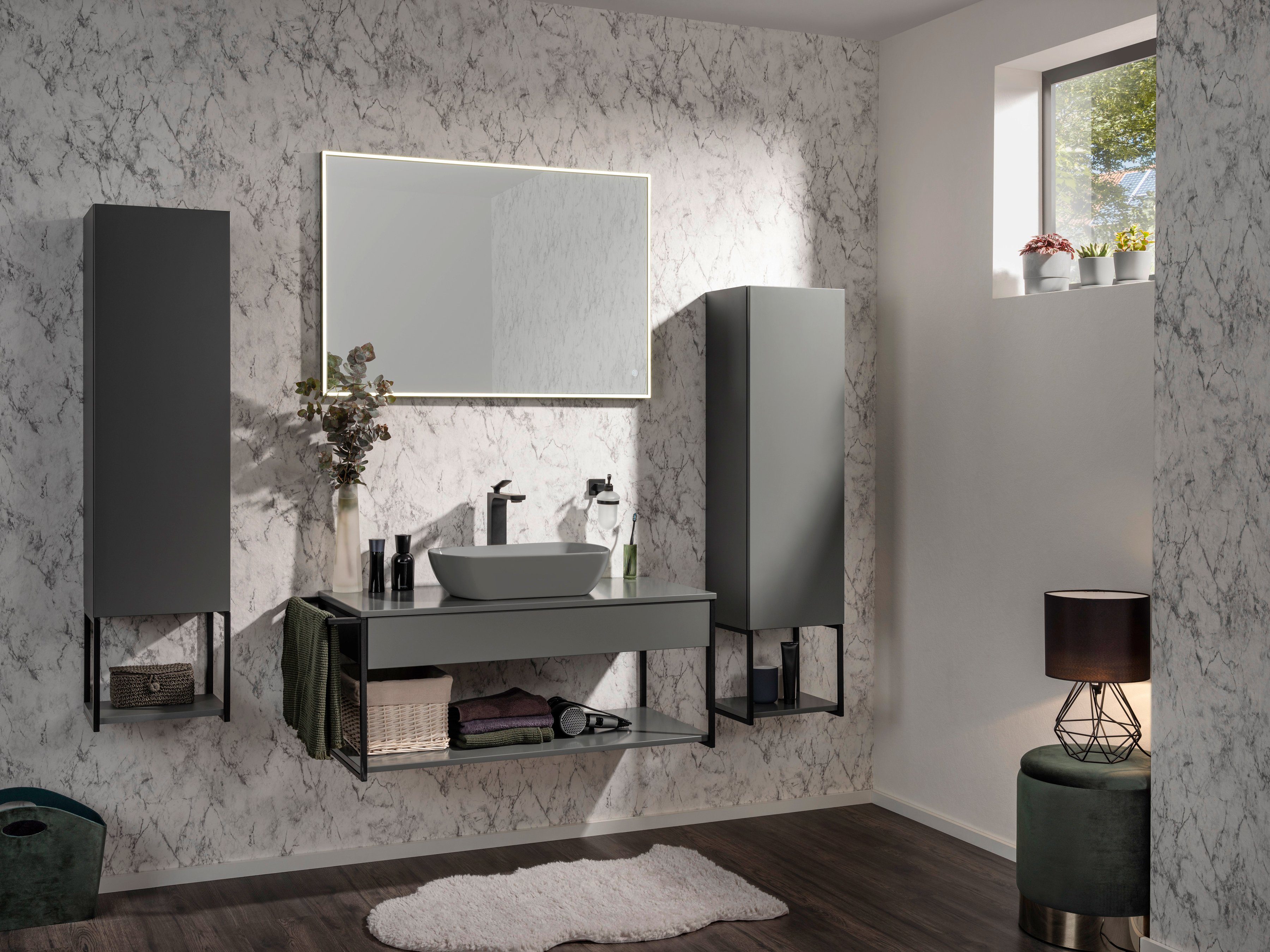 FACKELMANN Badspiegel New York Eckig, umlaufende LED-Beleuchtung, dimmbar