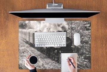 MuchoWow Gaming Mauspad Schwarz-Weiß-Foto einer Dampflokomotive inmitten der Wiesen (1-St), Büro für Tastatur und Maus, Mousepad Gaming, 90x60 cm, XXL, Großes