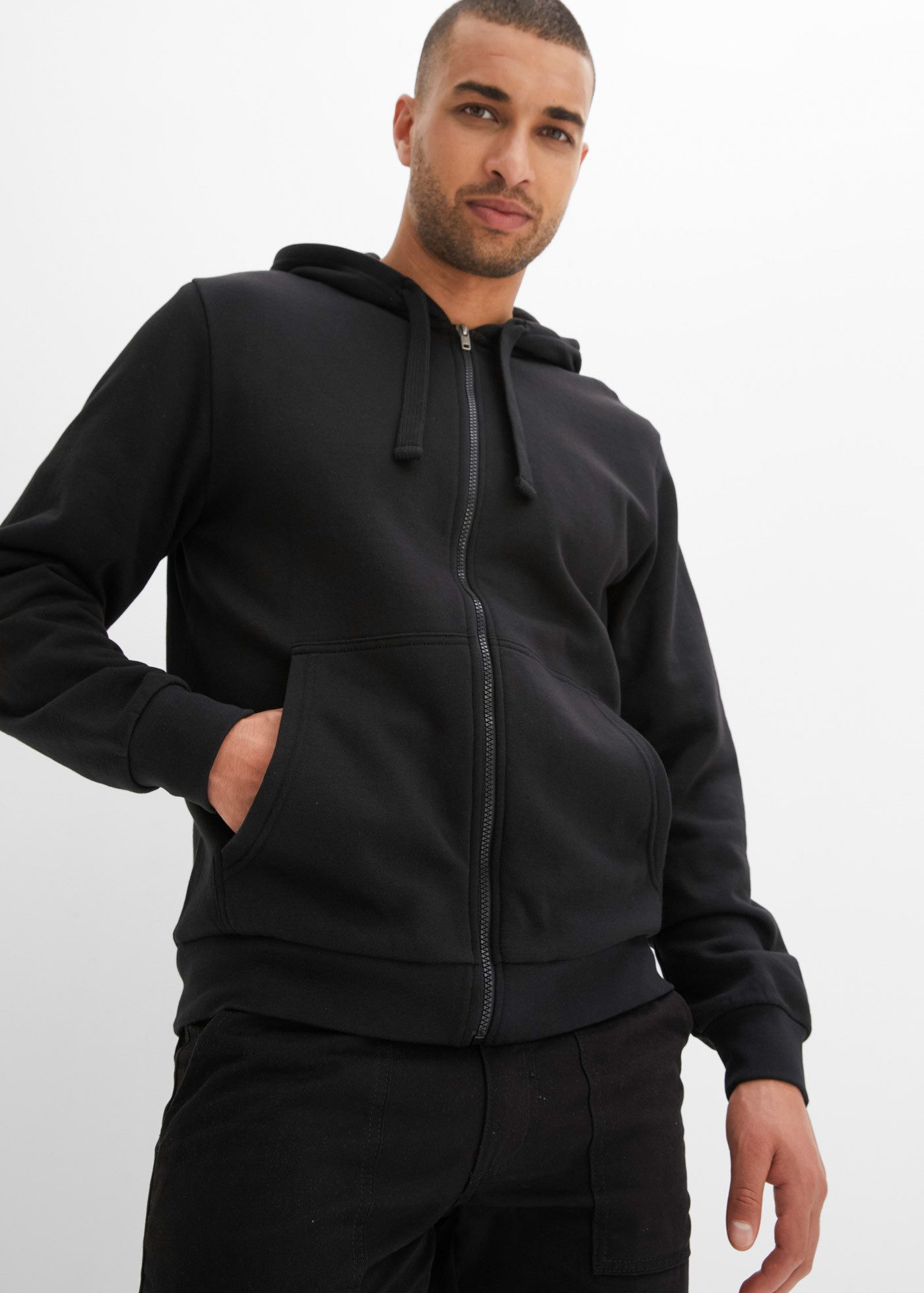 bonprix Kapuzensweatjacke mit Kapuze, mit Reißverschluss, mit Kängurutaschen, Regular Fit. € 24,99