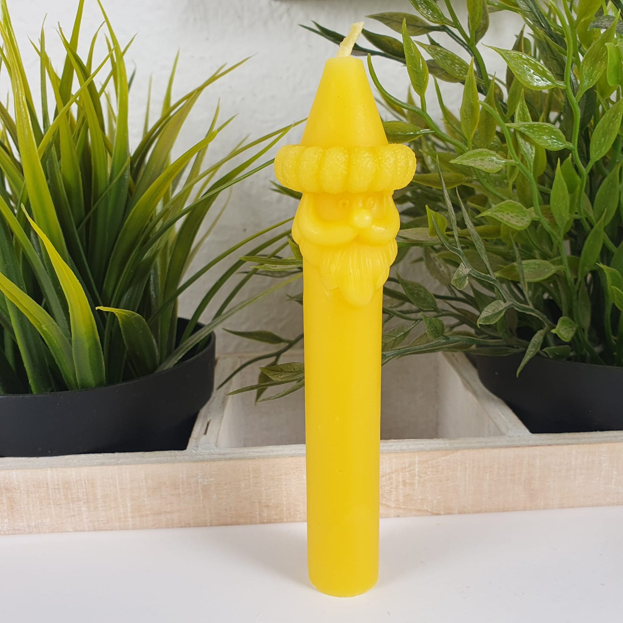Aspinaworld Bienenwachskerze Weihnachtsmann Kerze Stabkerze 13 cm natur – mit Zipfelmütze (1-tlg)