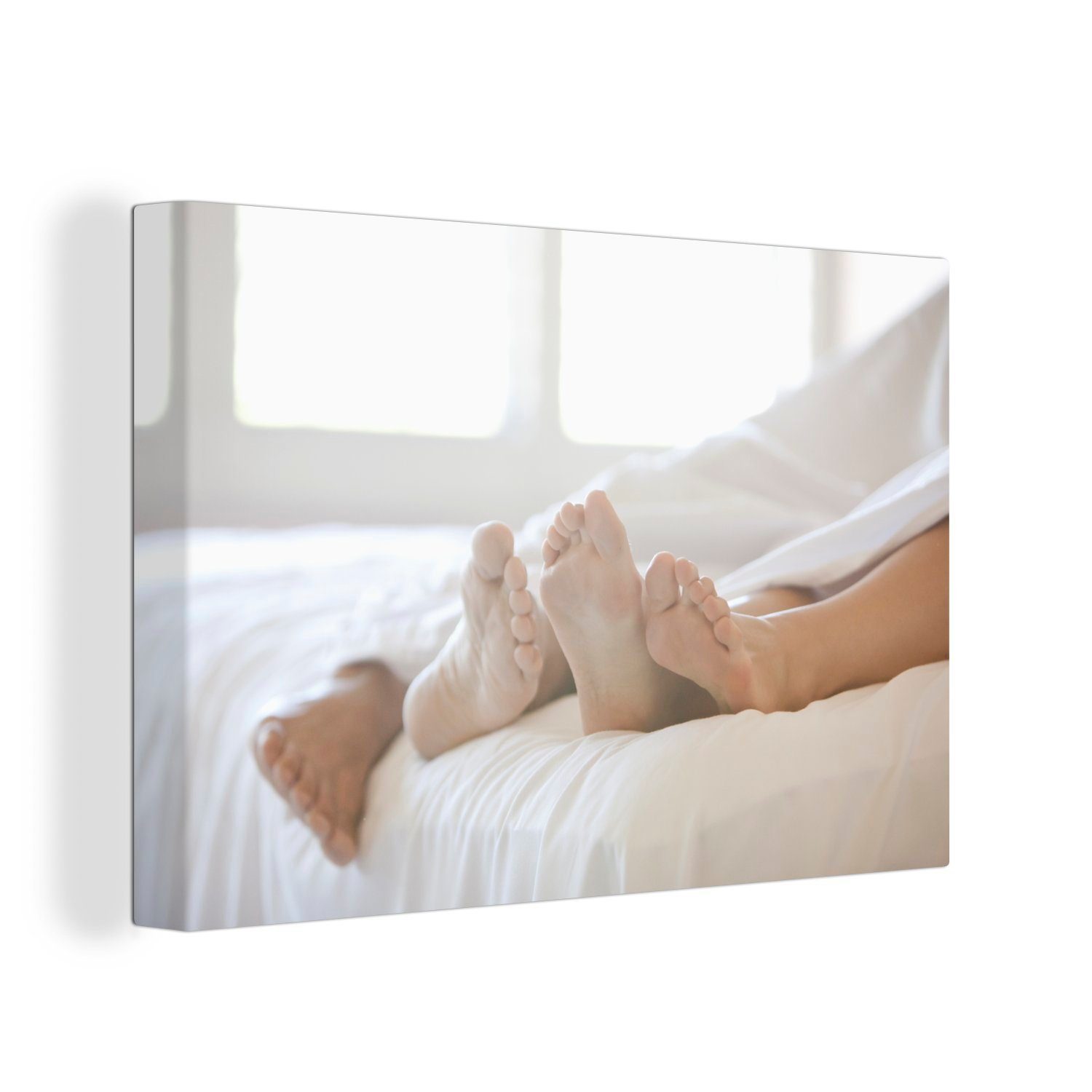 OneMillionCanvasses® Leinwandbild Vier Füße in einem Bett, (1 St), Wandbild Leinwandbilder, Aufhängefertig, Wanddeko, 30x20 cm