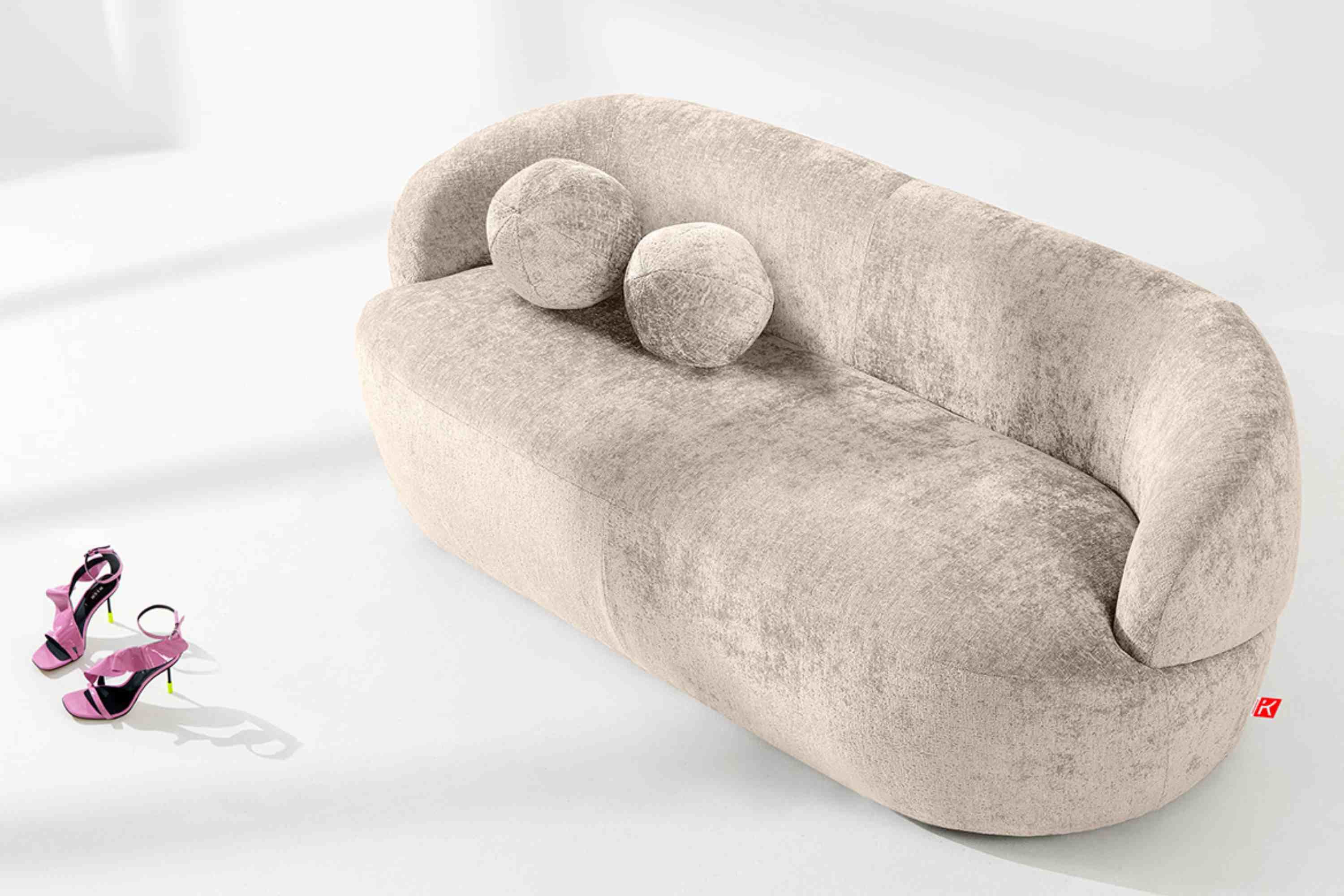 KONSIMO® 3-Sitzer NELUM Sofa, Modern, organische Form, mit dekorativem Rundkissen, Chenille-Stoff, hergestellt in der EU