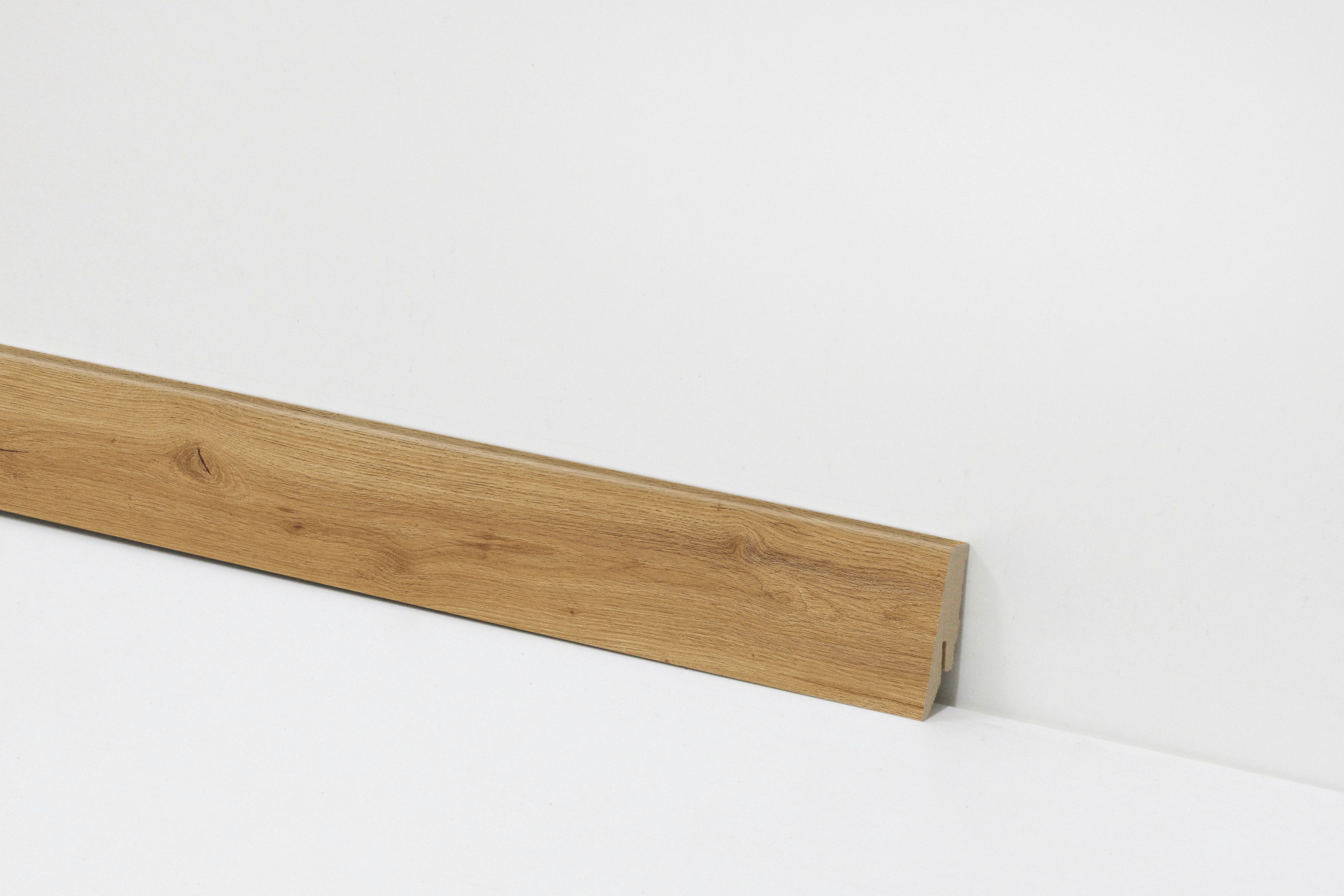 Check Sockelleiste Equipped– passend zu Check – Vinyl, Klickboden & andere Bodenbeläge, 1 Stück – 2400 x 58 x 18 mm, Clip- oder Klebemontage