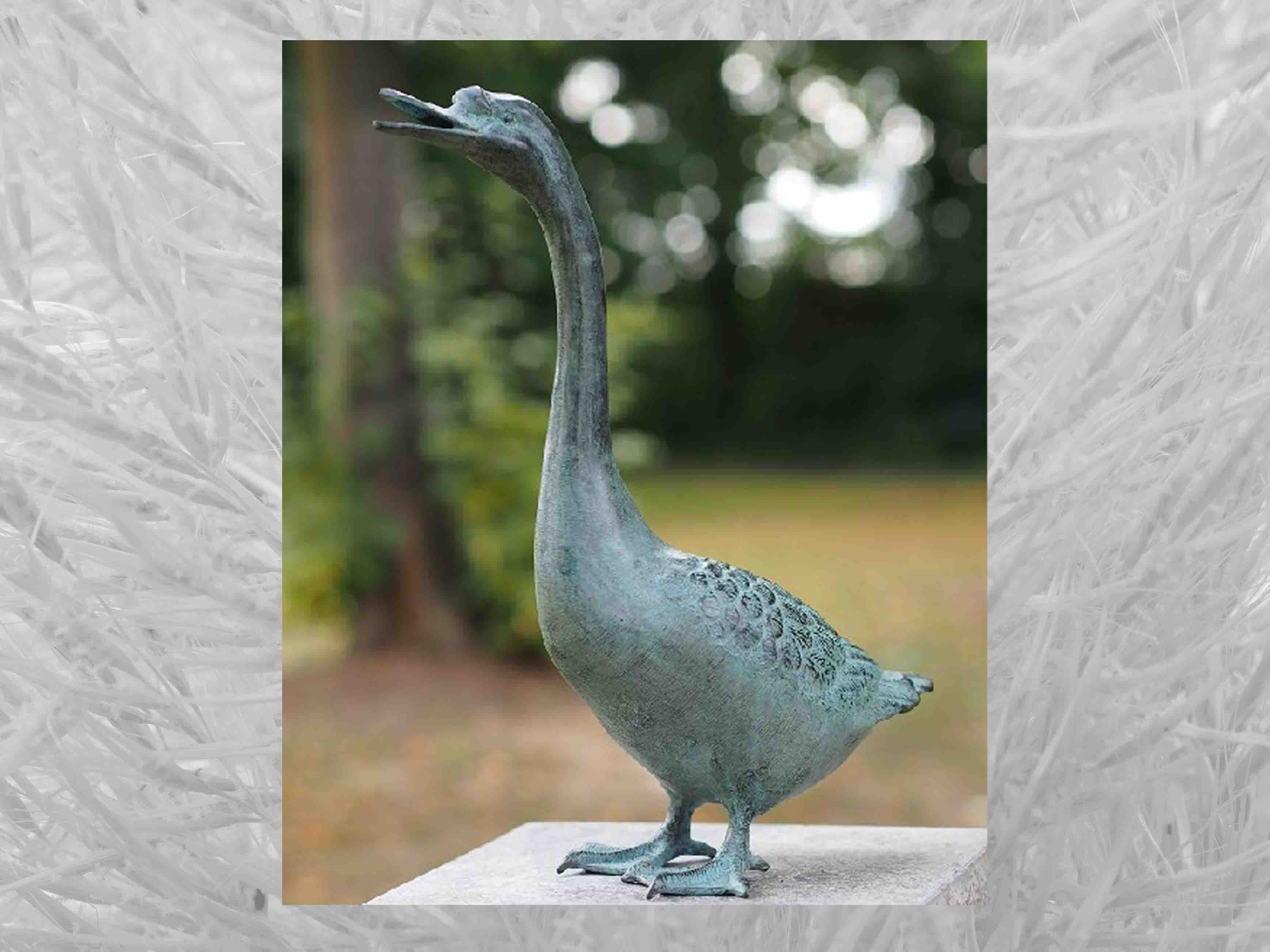 IDYL Gartenfigur IDYL Bronze-Skulptur Gans 38 cm, Bronze – sehr robust – Langlebig – witterungsbeständig gegen Frost, Regen und UV-Strahlung. Die Modelle werden in Wachsausschmelzverfahren in Bronze gegossen und von Hand patiniert.
