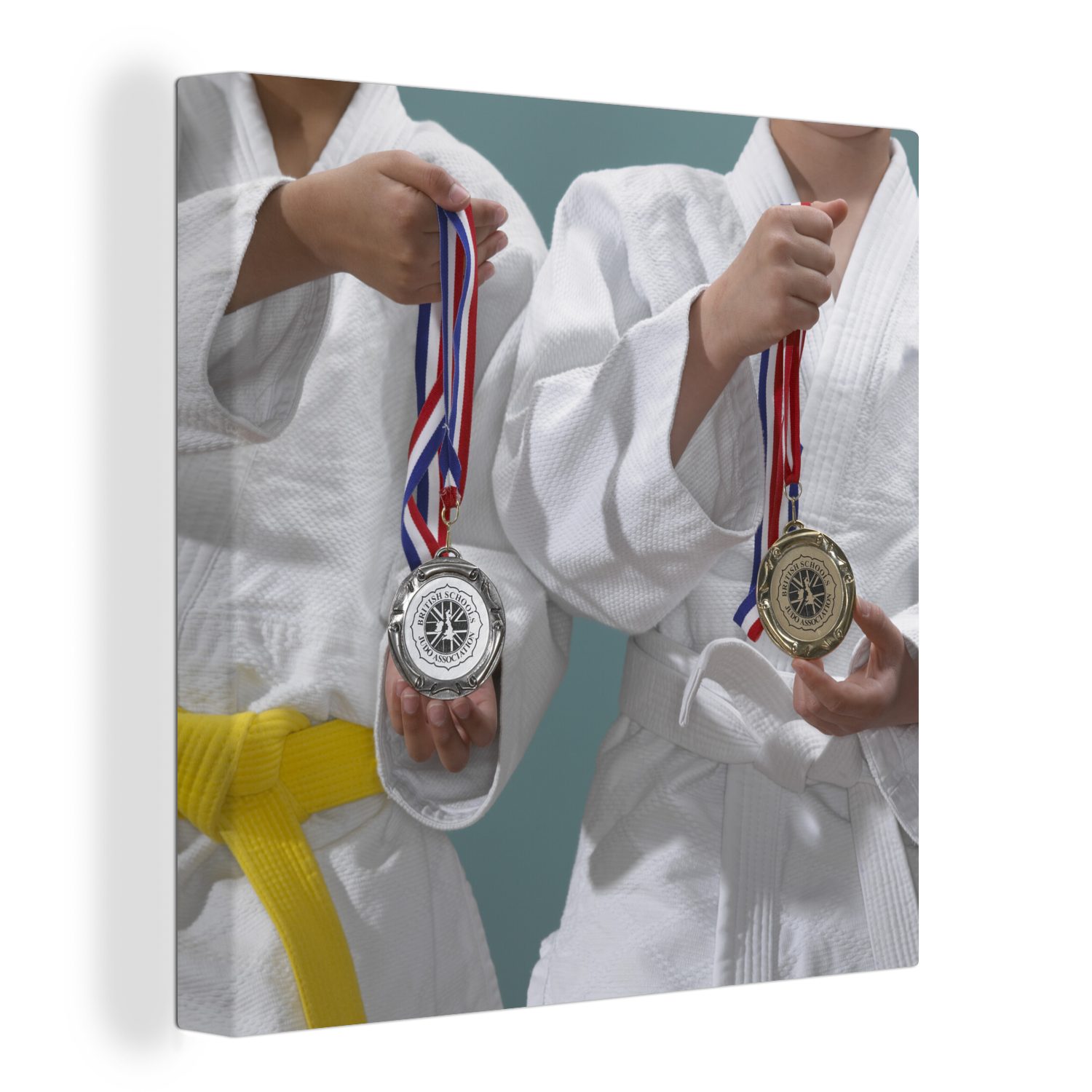 OneMillionCanvasses® Leinwandbild Zwei Judoka halten die Gold- und Silbermedaille, (1 St), Leinwand Bilder für Wohnzimmer Schlafzimmer
