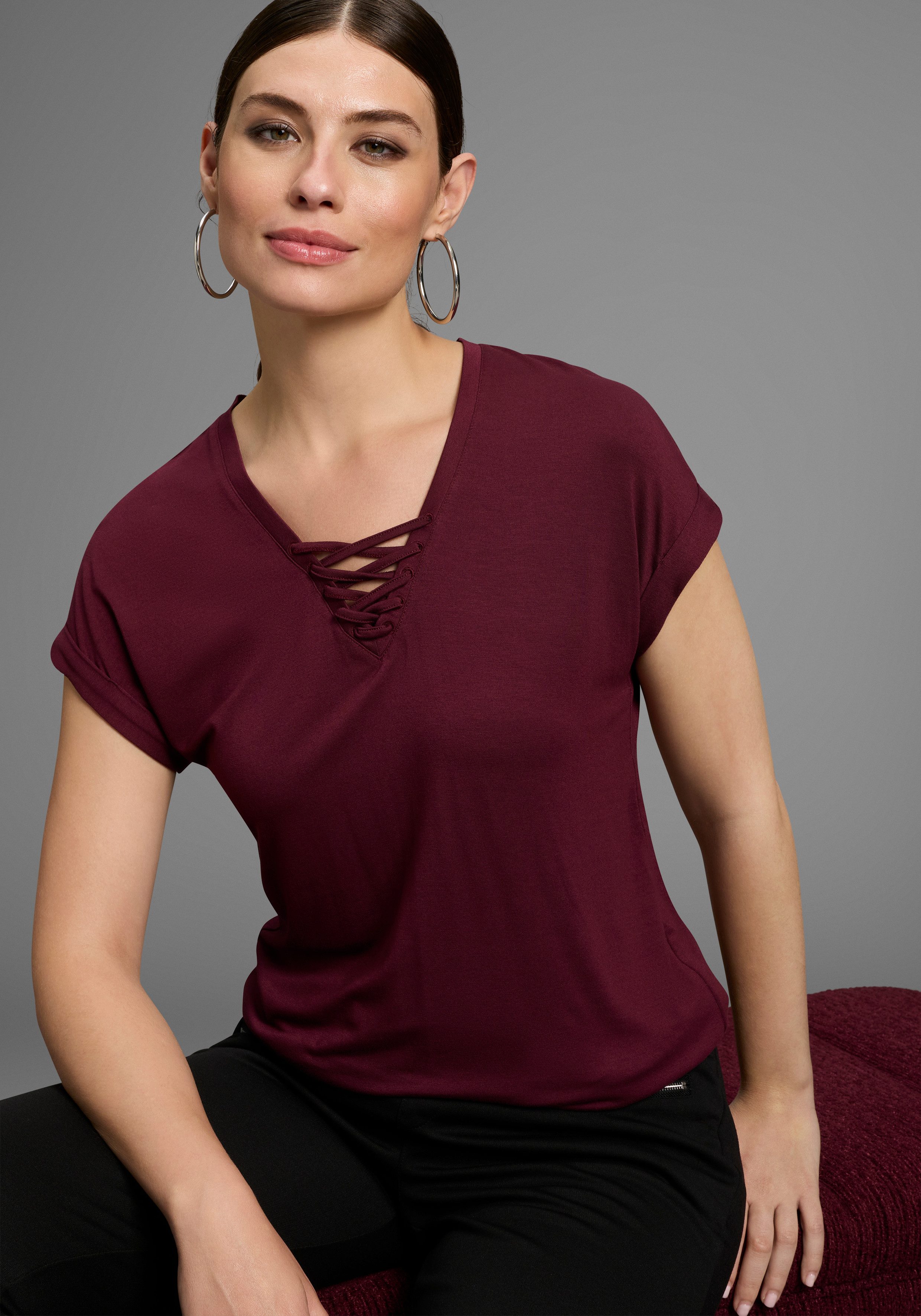 Bruno Banani T-Shirt mit Schnürung im Ausschnitt - NEUE KOLLEKTION günstig online kaufen