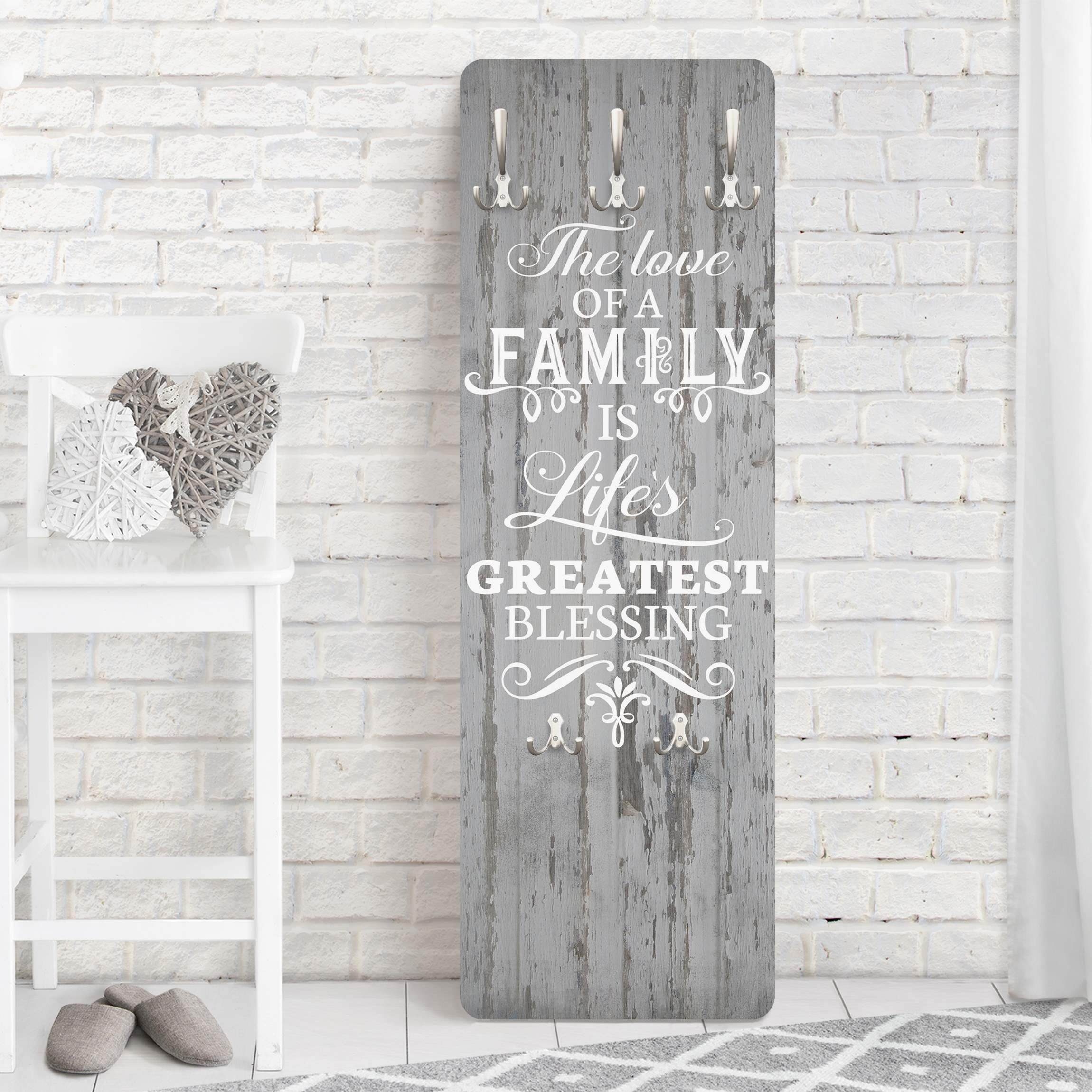 Bilderdepot24 Garderobenpaneel grau Holzoptik Bretteroptik Sprüche Shabby Holz - Family is Design (ausgefallenes Flur Wandpaneel mit Garderobenhaken Kleiderhaken hängend), moderne Wandgarderobe - Flurgarderobe im schmalen Hakenpaneel Design