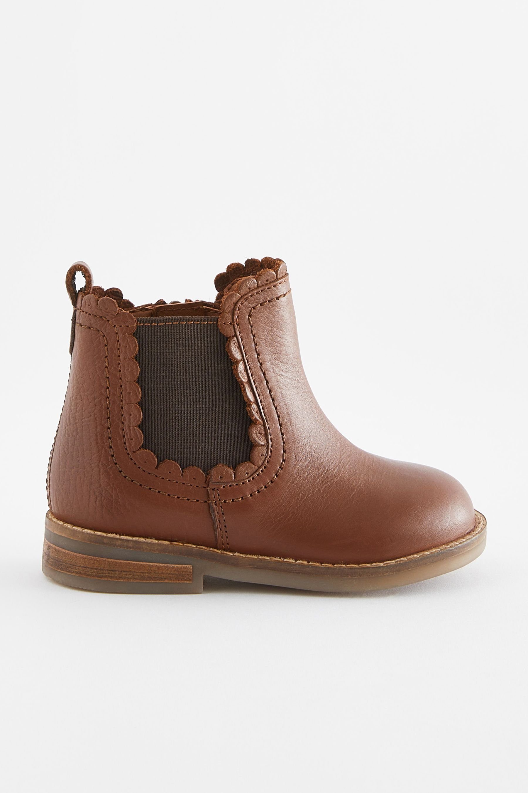 Passform Chelseaboots weite Bogenkante, mit (1-tlg) Brown Next Chelsea-Boots Tan Leather
