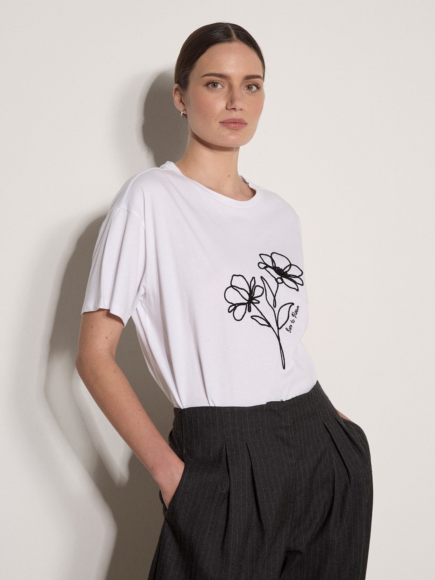 Apricot T-Shirt Shirt mit Blumenstickerei „Born To Bloom“ aus Jersey