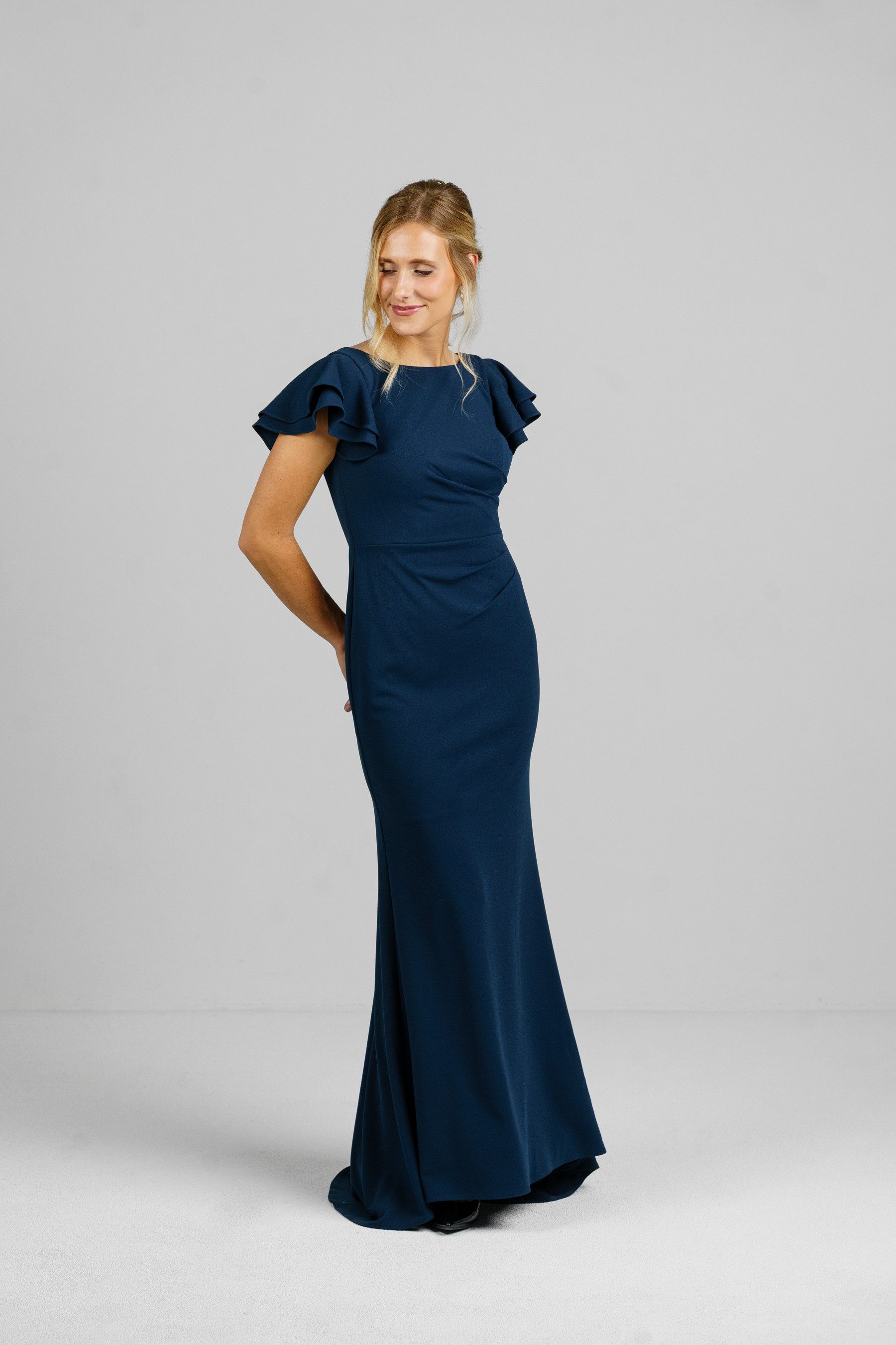 ANNIS WIESBADEN EST. 2021 Abendkleid Abendkleid „Celeste“ dunkelblau Meerjungfrau-Linie rückenfrei Volantärmel, mit Schleppe – Bild 5 von 5