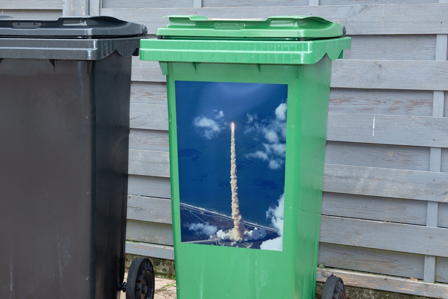 MuchoWow Wandsticker Sticker, Container, Mülltonne, fliegt Luftaufnahme (1 Himmel Eine der die Raumfähre, Abfalbehälter den in St), Mülleimer-aufkleber