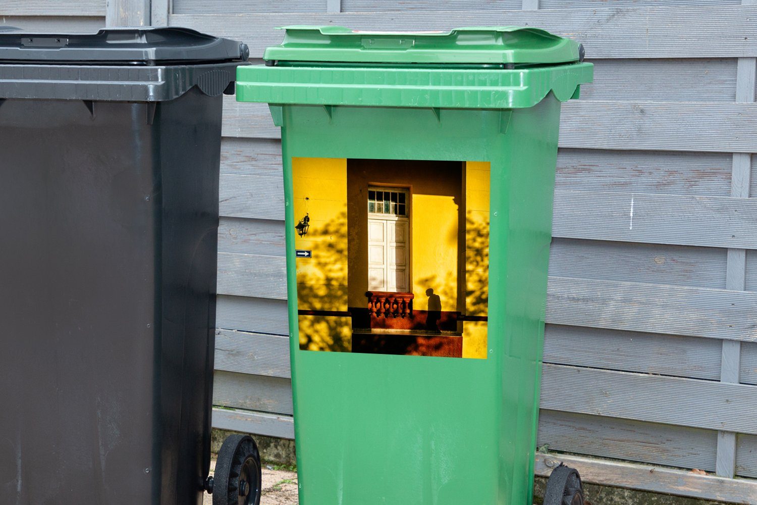 Sticker, MuchoWow - Schatten - Tür Wandsticker Abfalbehälter Mülleimer-aufkleber, Gelb Mülltonne, Architektur Container, (1 St), -