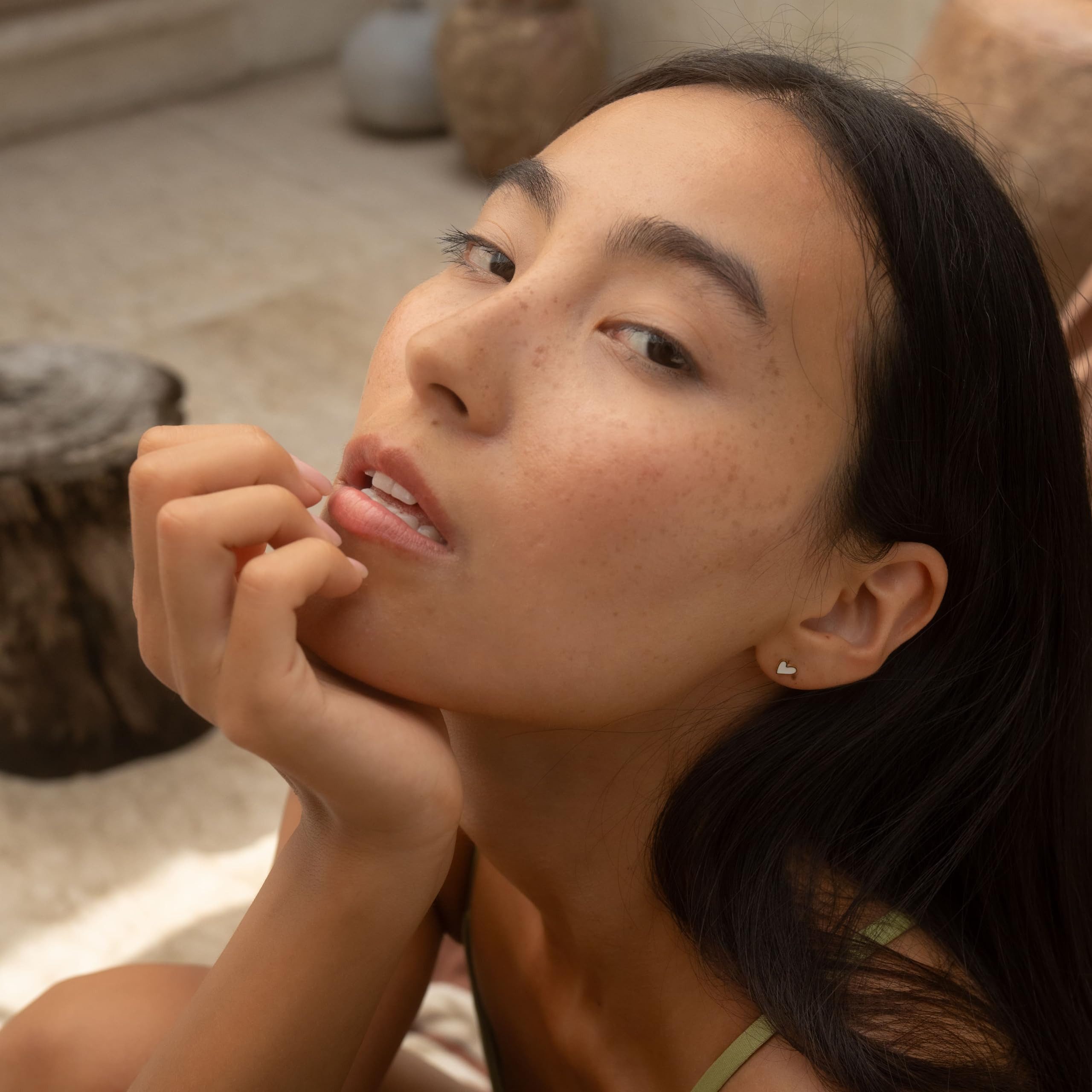 Made by Nami Paar Ohrstecker Herz Ohrringe in Gold für Damen Wasserfest (Weiß/Gold)