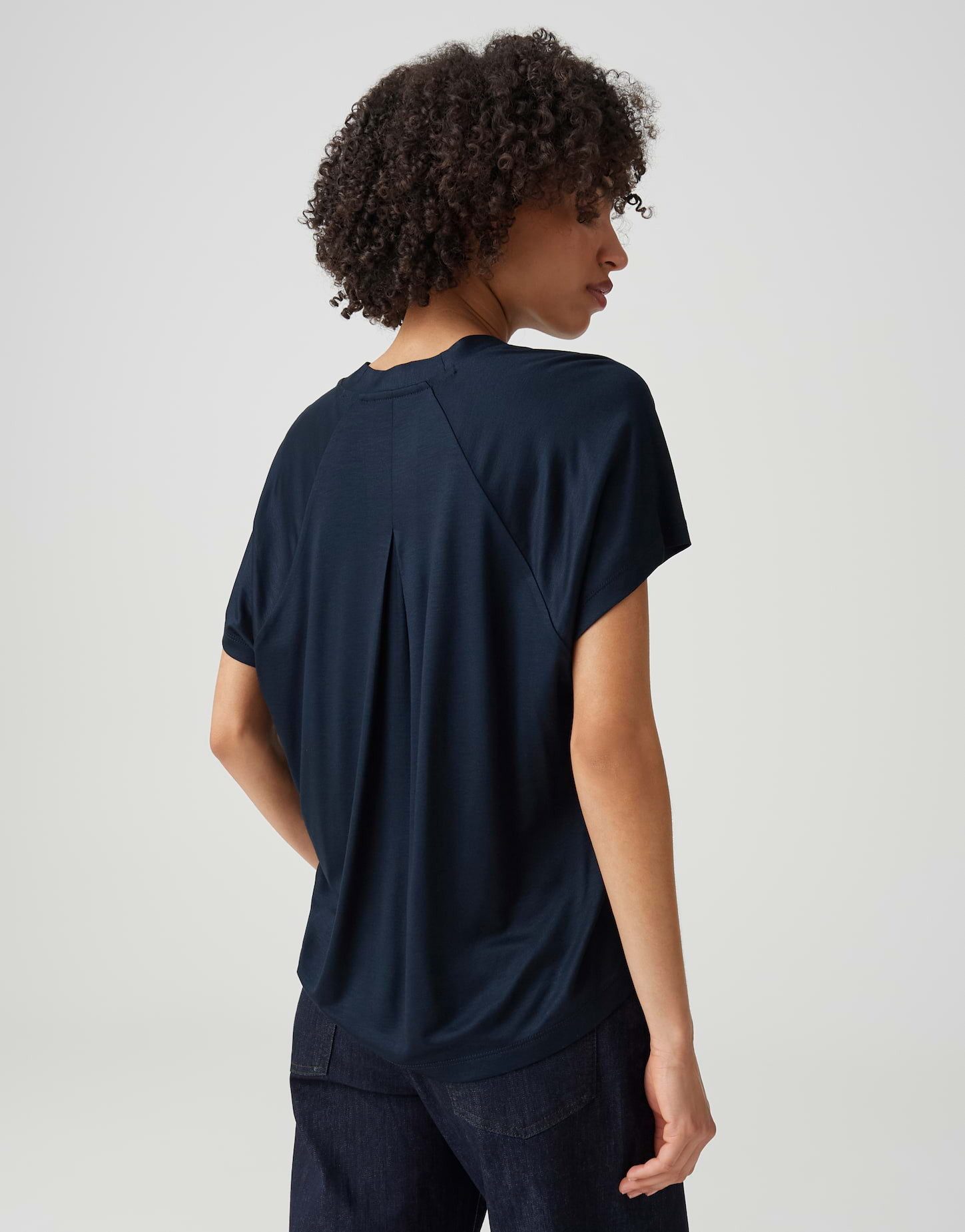 OPUS Kurzarmshirt mit V-Ausschnitt Kellerfalte im Rücken als feminines Detail