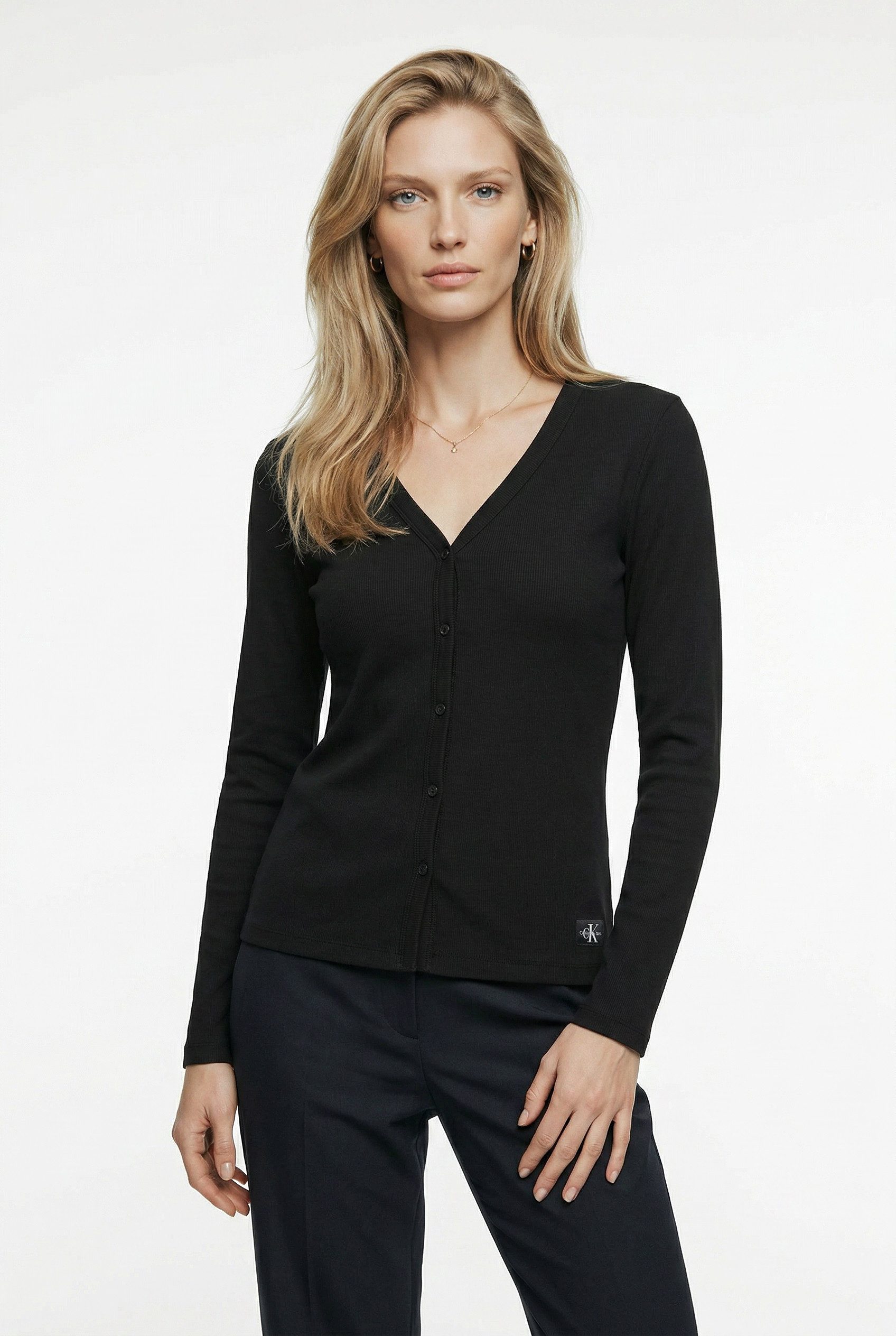 Calvin Klein Jeans Langarmshirt WOVEN LABEL BABY RIB BUTTON Figurbetonte Passform mit V-Ausschnitt
