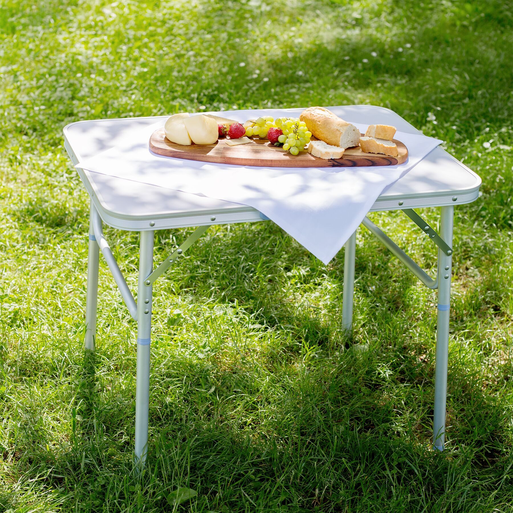 tectake Campingtisch Outdoor-Klapptisch, 75 x 55 x 68 cm, klappbar und wetterfest (Falttisch Lothar, 1-St., in grau), anschraubbare, höhenverstellbare Beine und Füße, mit Tragegriff