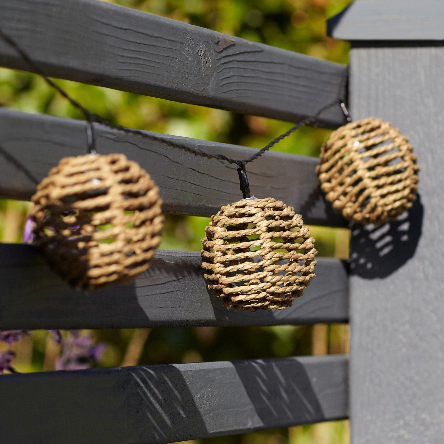 Lights4fun LED-Lichterkette 10er Solar Lichterkette Rattan Kugeln – Bild 3 von 5