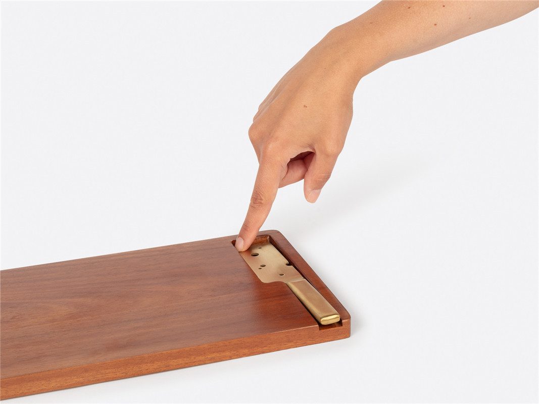 DOIY Käsebrett Cheeseporn Long, Akazienholz, (Schneidbrett mit Riemen, 1-St., Magnet, inkl. 1 Käsemesser), ca. 50 x 17 x 1,5 cm