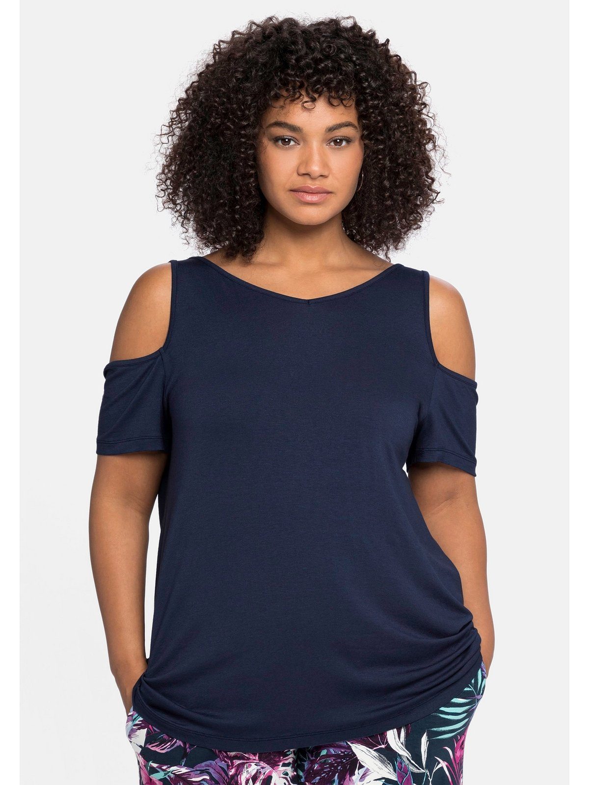 Sheego mit schulterfreien T-Shirt Look Größen Große V-Ausschnitt, im