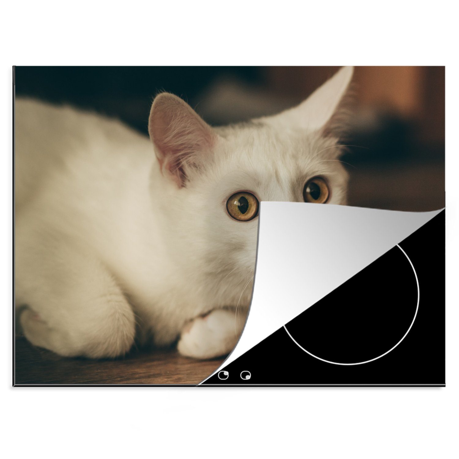 70x52 Arbeitsfläche liegt Katze Weiße Ceranfeldabdeckung Vinyl, cm, (1 Boden, mit Augen dem auf Herdblende-/Abdeckplatte großen Mobile nutzbar, tlg), MuchoWow
