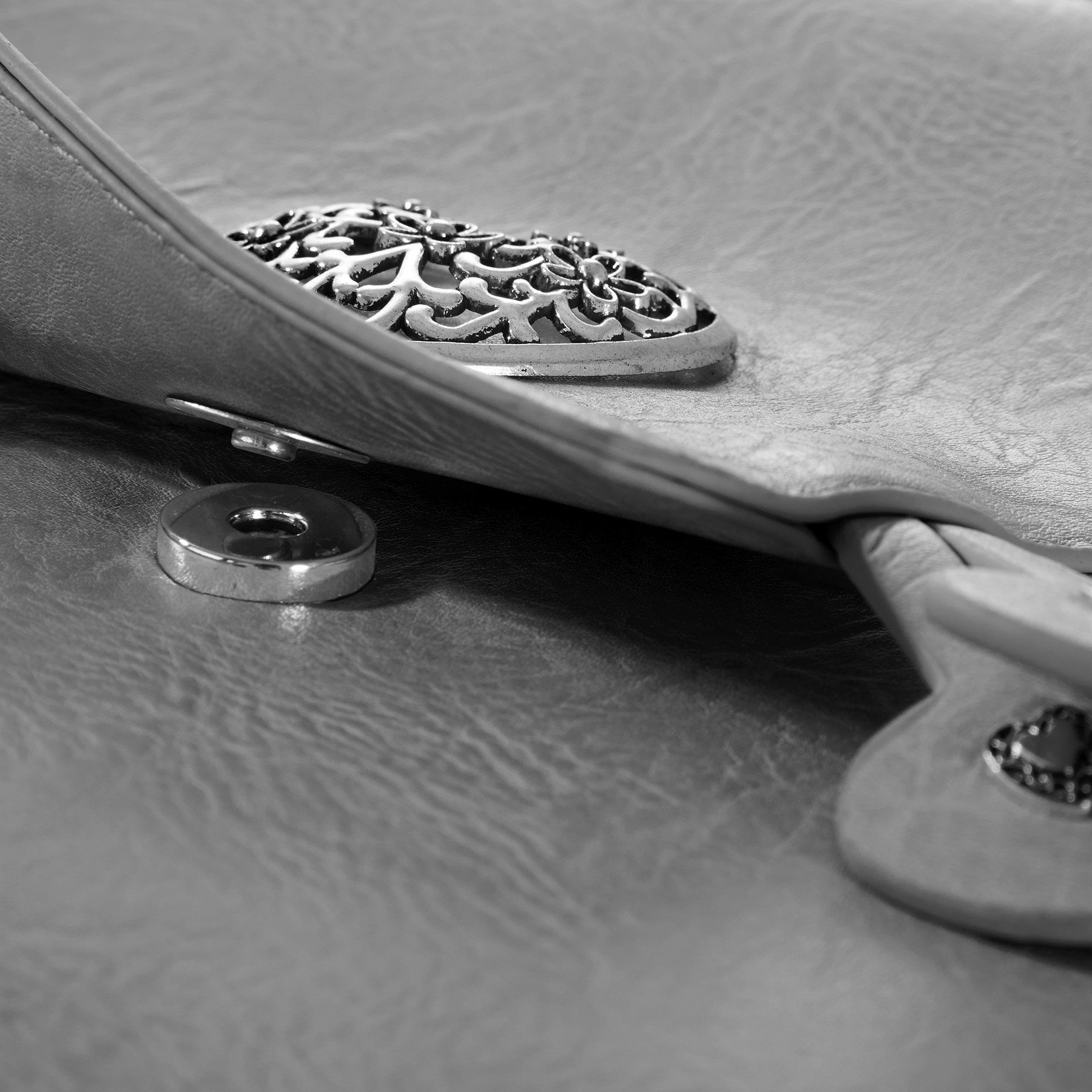 dressforfun Henkeltasche Handtasche, Innenmaß (LxBxH) ca. 14 x 6 x 21,5 cm, Gurtlänge ca. 96 (Tragetasche, Konfektionsgröße 0 in grau), Lederoptik, Metall-Herzen, Magnetknopf, Seitenfach mit Reißverschluss
