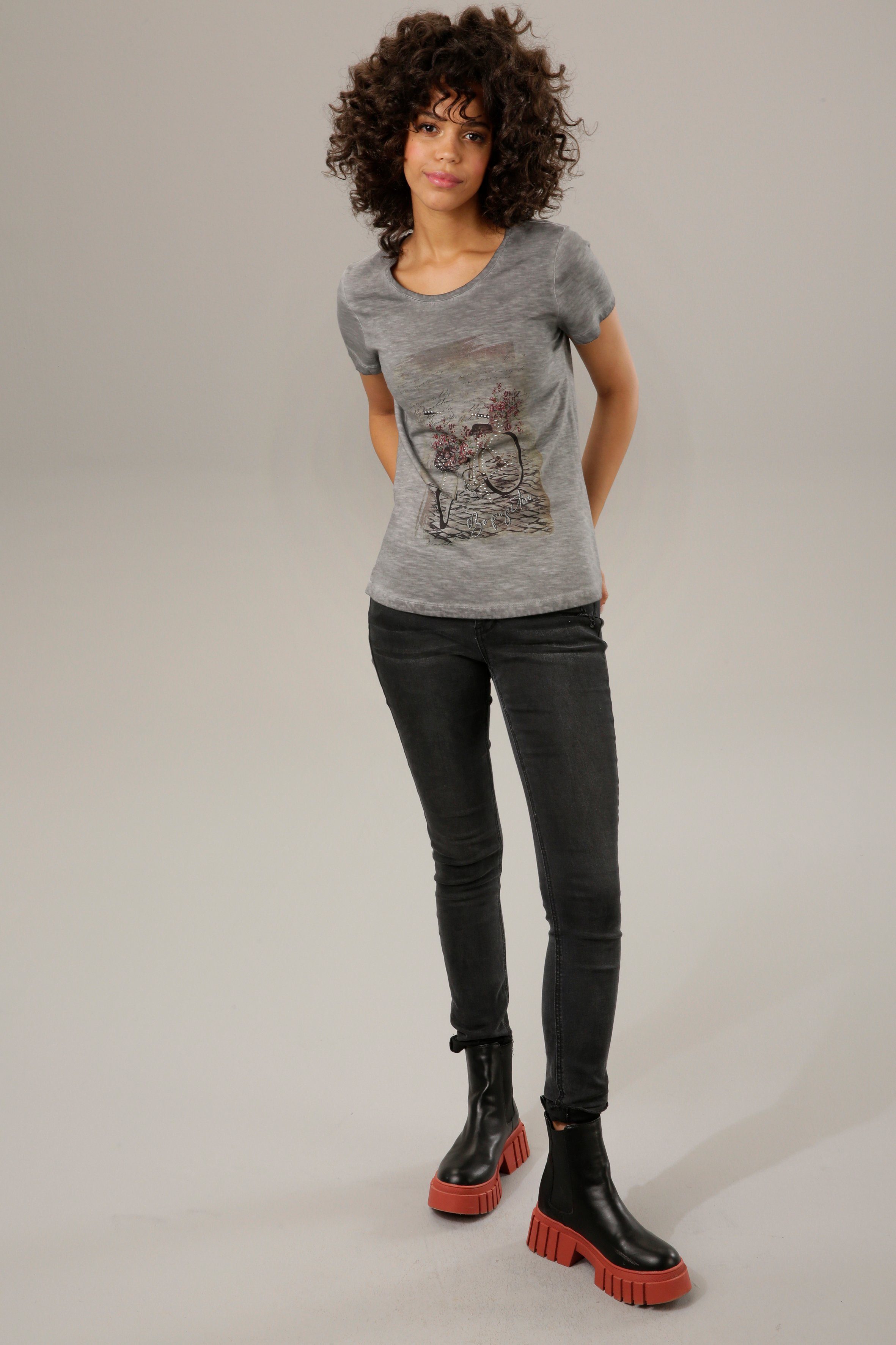 Aniston CASUAL T-Shirt mit Glitzersteinchen Frontdruck verzierter