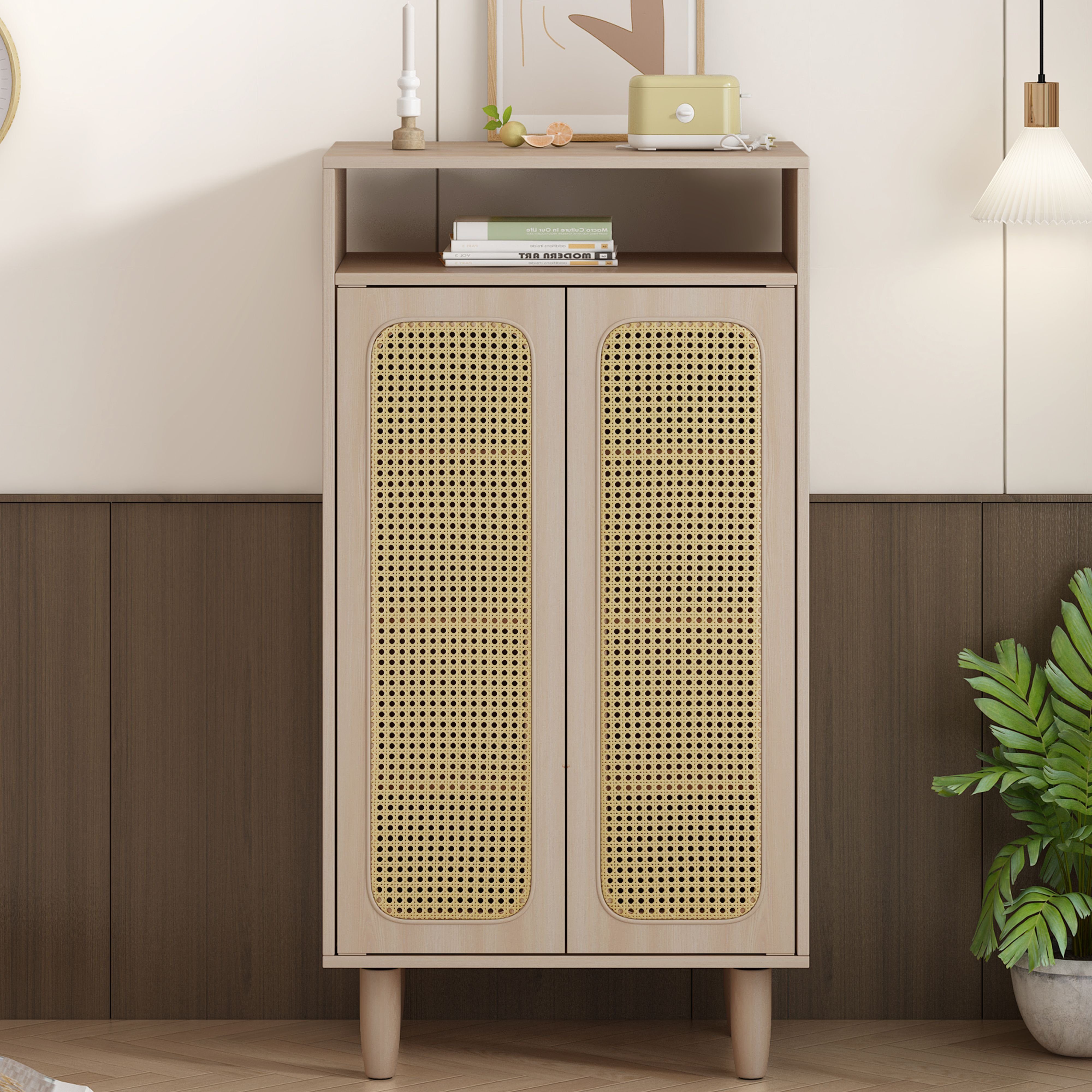 BlingBin Stauraumschrank Highboard Sideboard aus Holz - 115 cm hoch mit 2 Türen Rattan-Geflecht (1-St., Mehrere Stauräume, Fußpolster, Massivholzbeine In Trapezform) atmungsaktive Rattantüren, verstellbare Einlegeböden