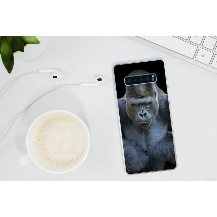 MuchoWow Handyhülle Ein Gorilla schaut eindrucksvoll in die Kamera Phone Case Handyhülle Samsung Galaxy S10+ Silikon Schutzhülle FN11369