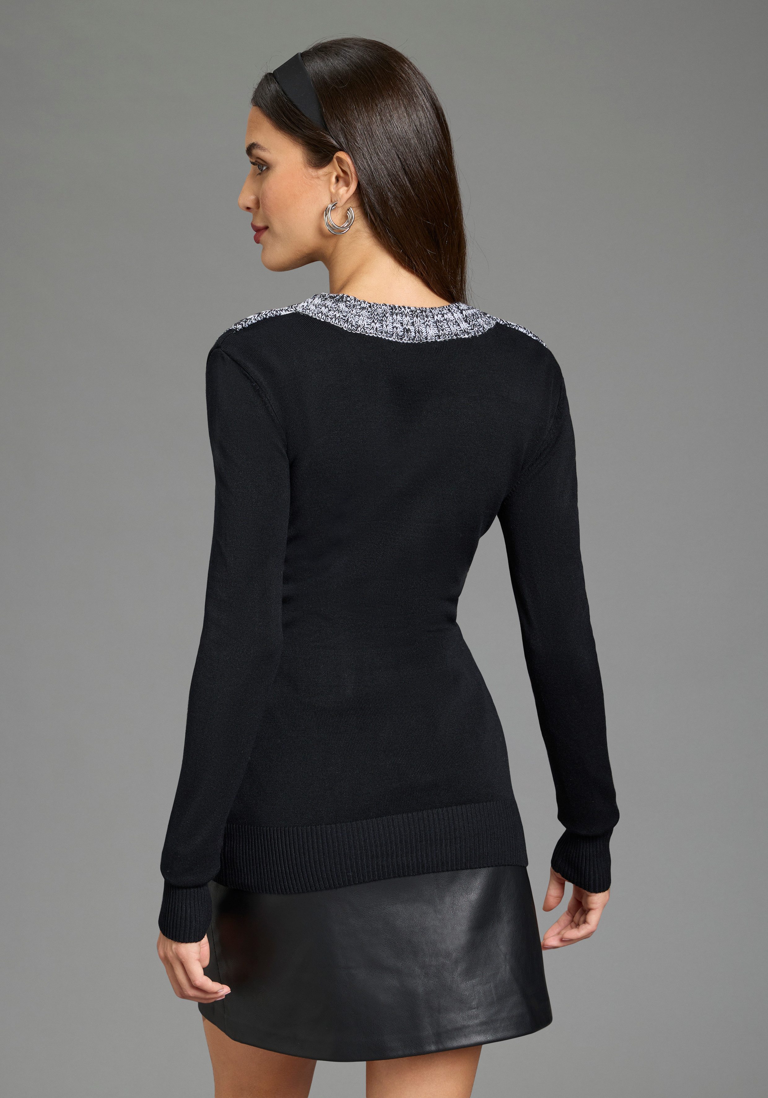 Melrose Strickpullover mit Kontrastkragen und Zierknöpfen – Bild 2 von 5