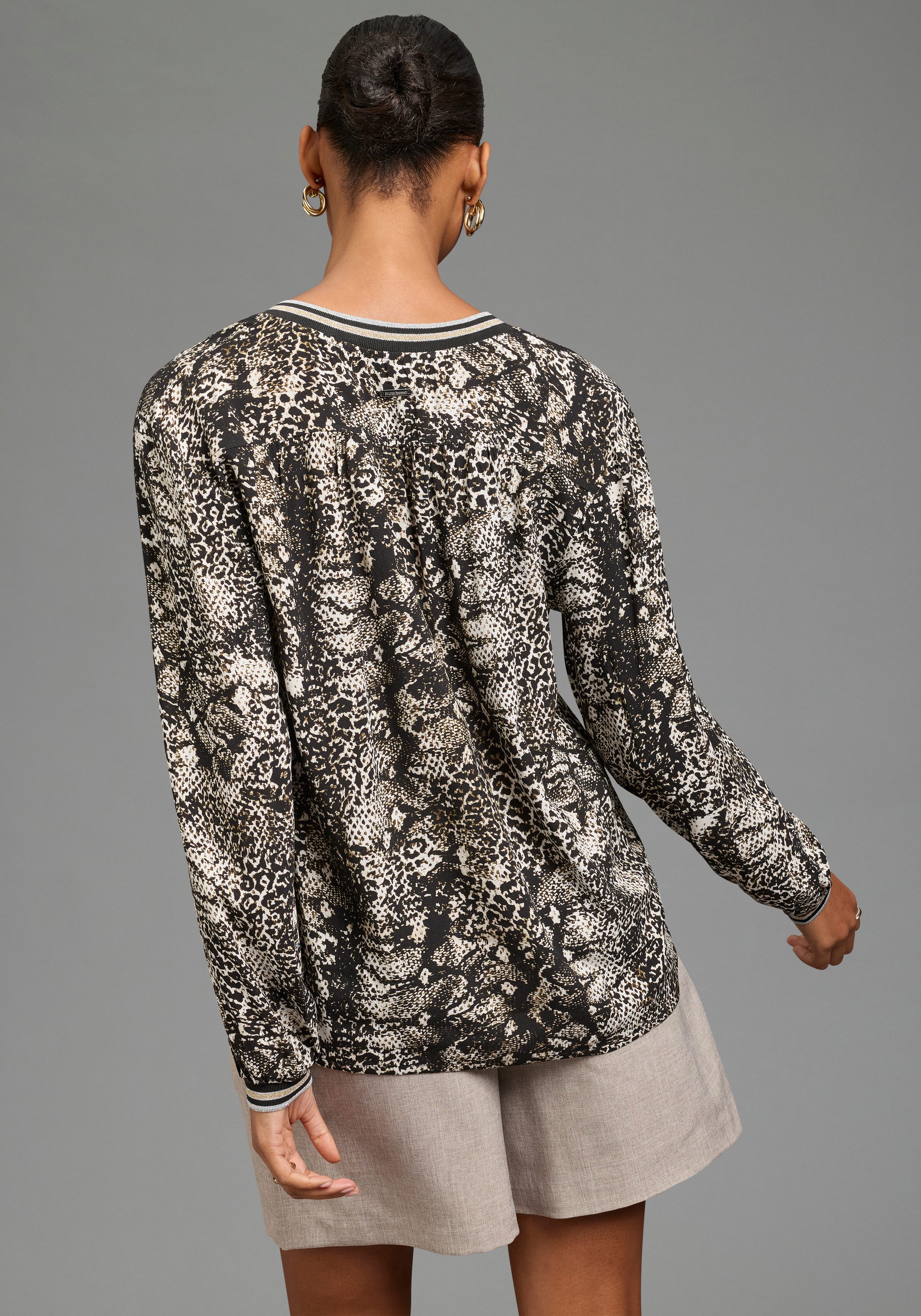 Bruno Banani Schlupfbluse mit glitzernden Streifenbündchen und modischem Animal-Print, hüftlang und figurumspielend – Bild 2 von 5