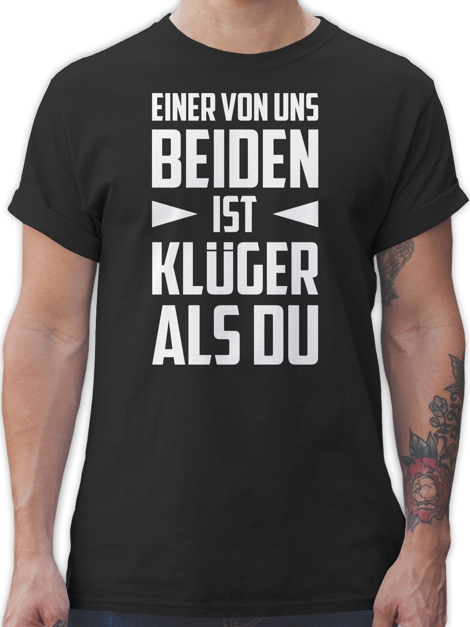 Klüger von beiden Einer weiß - 01 mit Shirtracer Statement uns ist T-Shirt Du Sprüche Schwarz als Spruch