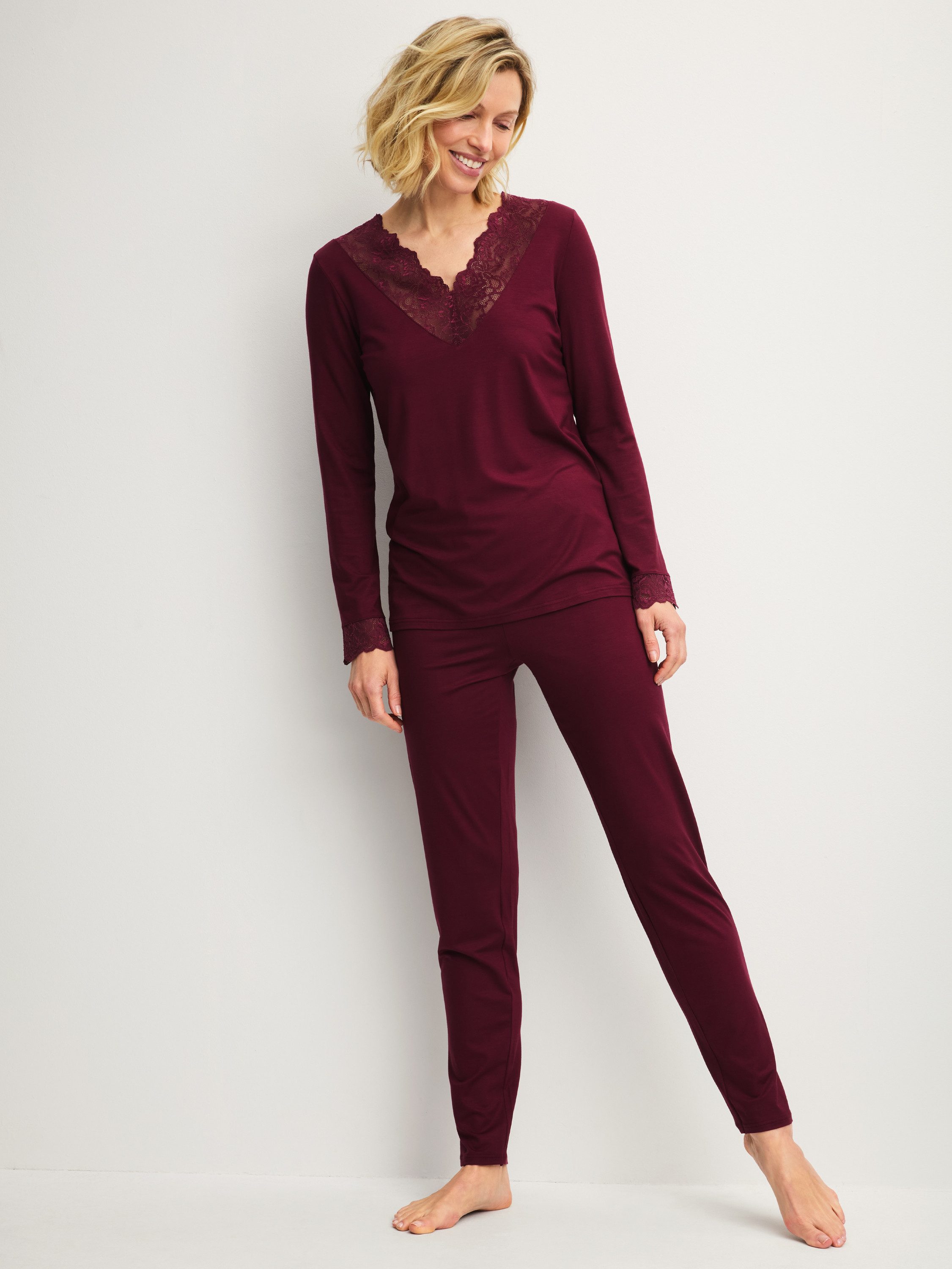 CALIDA Pyjama Season Special Damen (2 tlg) luftiger Schnitt, mit Spitzendetails, fließend und anschmiegsam