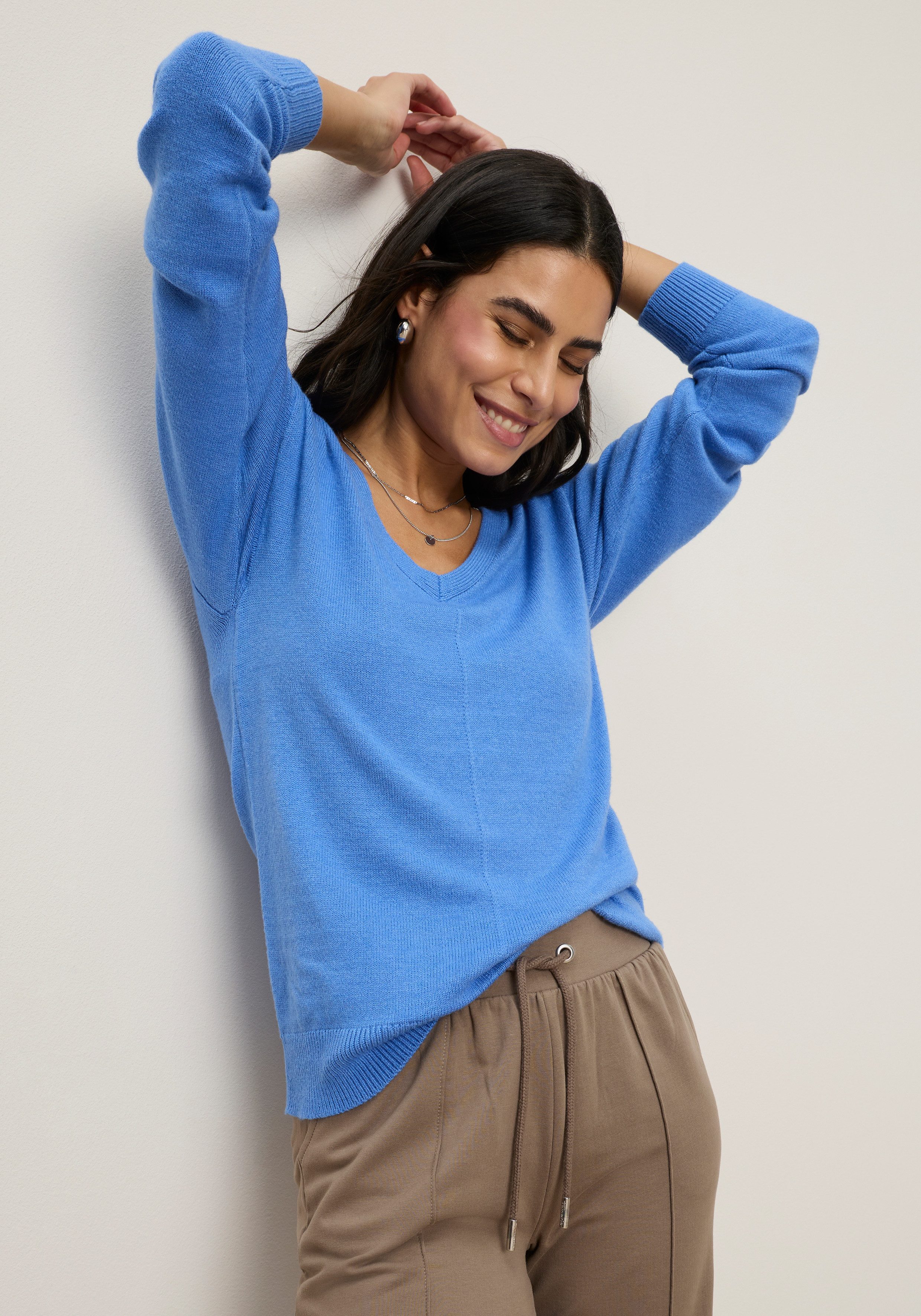 Tamaris V-Ausschnitt-Pullover mit lockerem Schnitt, aus fließender Viskose-Qualität mit Frontbiese, aus weicher Viskosemischung. € 29,99, (€ 29,99 pro 1 Stk).