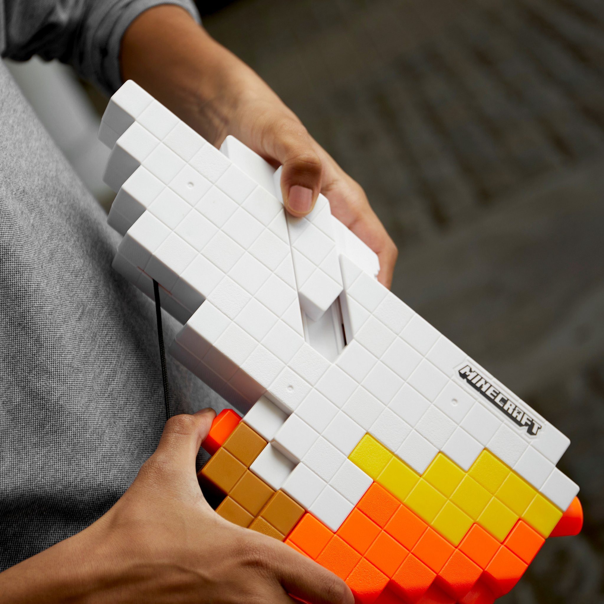 Hasbro Blaster Minecraft Sabrewing Blaster Bow, Nerf Minecraft Sabrewing mit 8 Darts