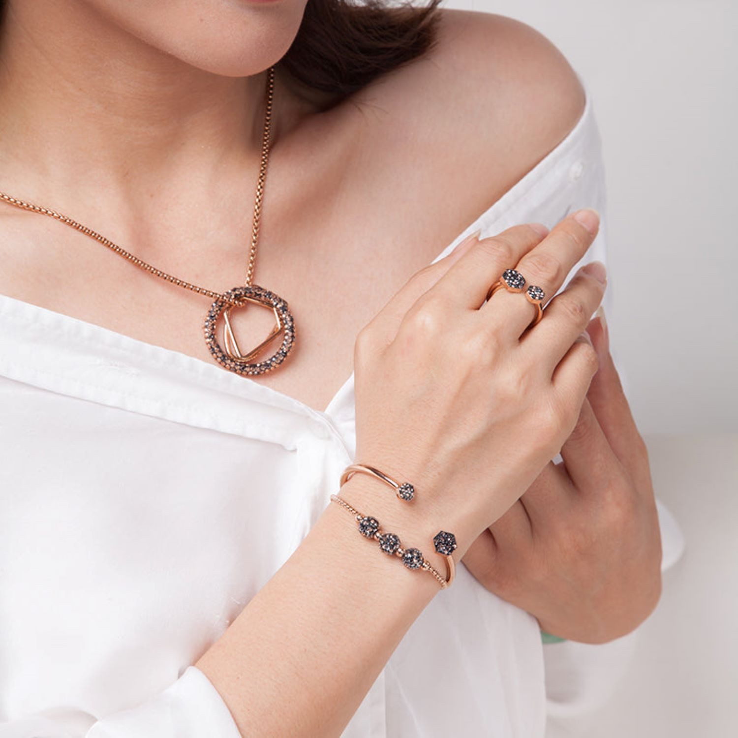 Kingka Paar Creolen Damen Ohrringe roségoldfarben mit Zirkonia und Hämatit, zu Shirt, Kleid, Jeans, Sneaker! Büro, Urlaub, Party, Geschenkidee