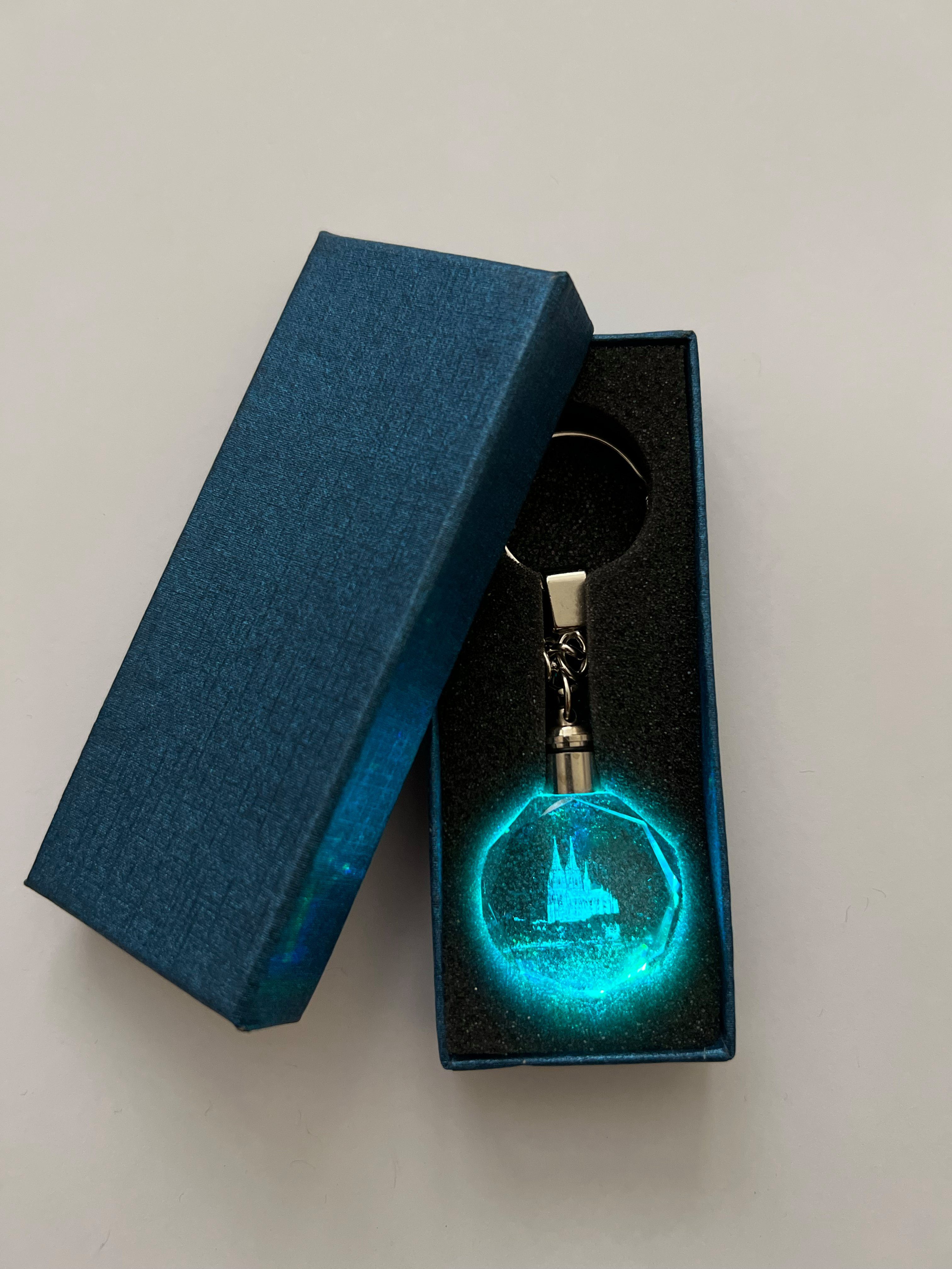 Stelby Schlüsselanhänger Kölner Dom Schlüsselanhänger LED Multicolor mit Geschenkbox (Robustes Glasmaterial, leuchtet in 5 Farben), Farbwechsel, langlebig, modernes Design