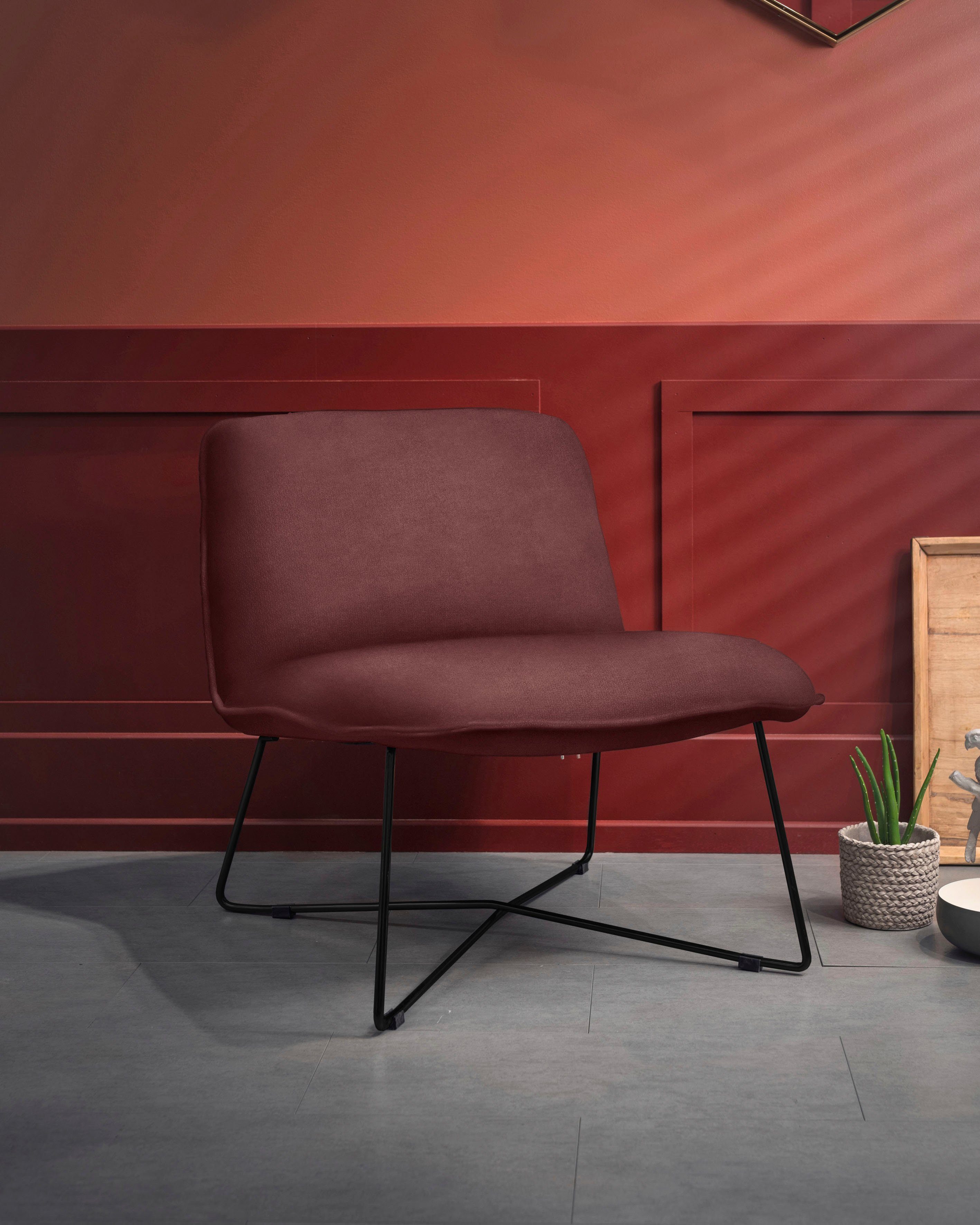 furninova Loungesessel Fly, gemütlicher Loungesessel im skandinavischen Design aubergine