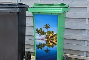 MuchoWow Wandsticker Am Wailea Beach in Hawaii spiegeln sich die Palmen im Wasser (1 St), Mülleimer-aufkleber, Mülltonne, Sticker, Container, Abfalbehälter