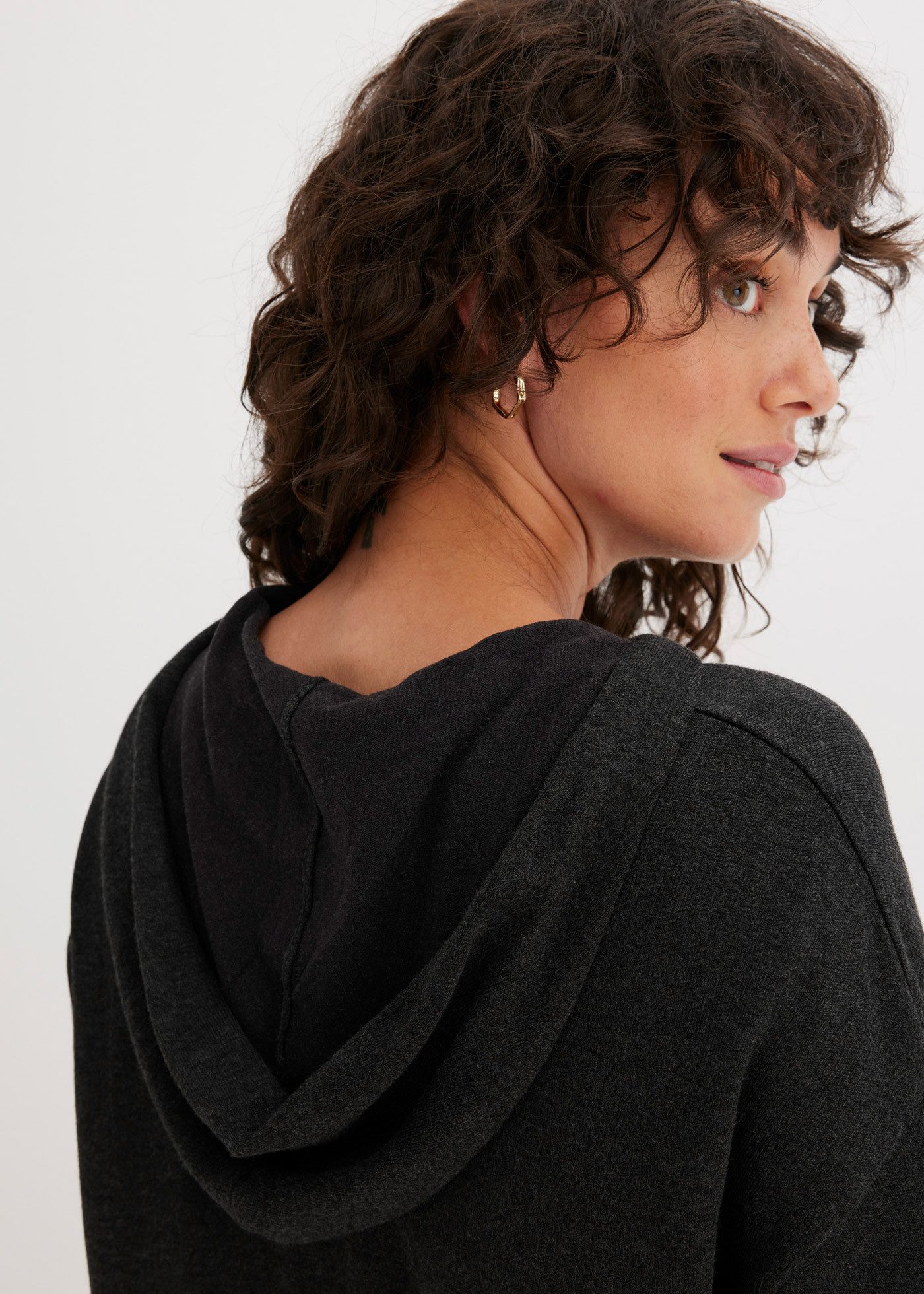 bonprix Strickpullover aus Viskosemischung, mit Kapuze, mit Kängurutasche